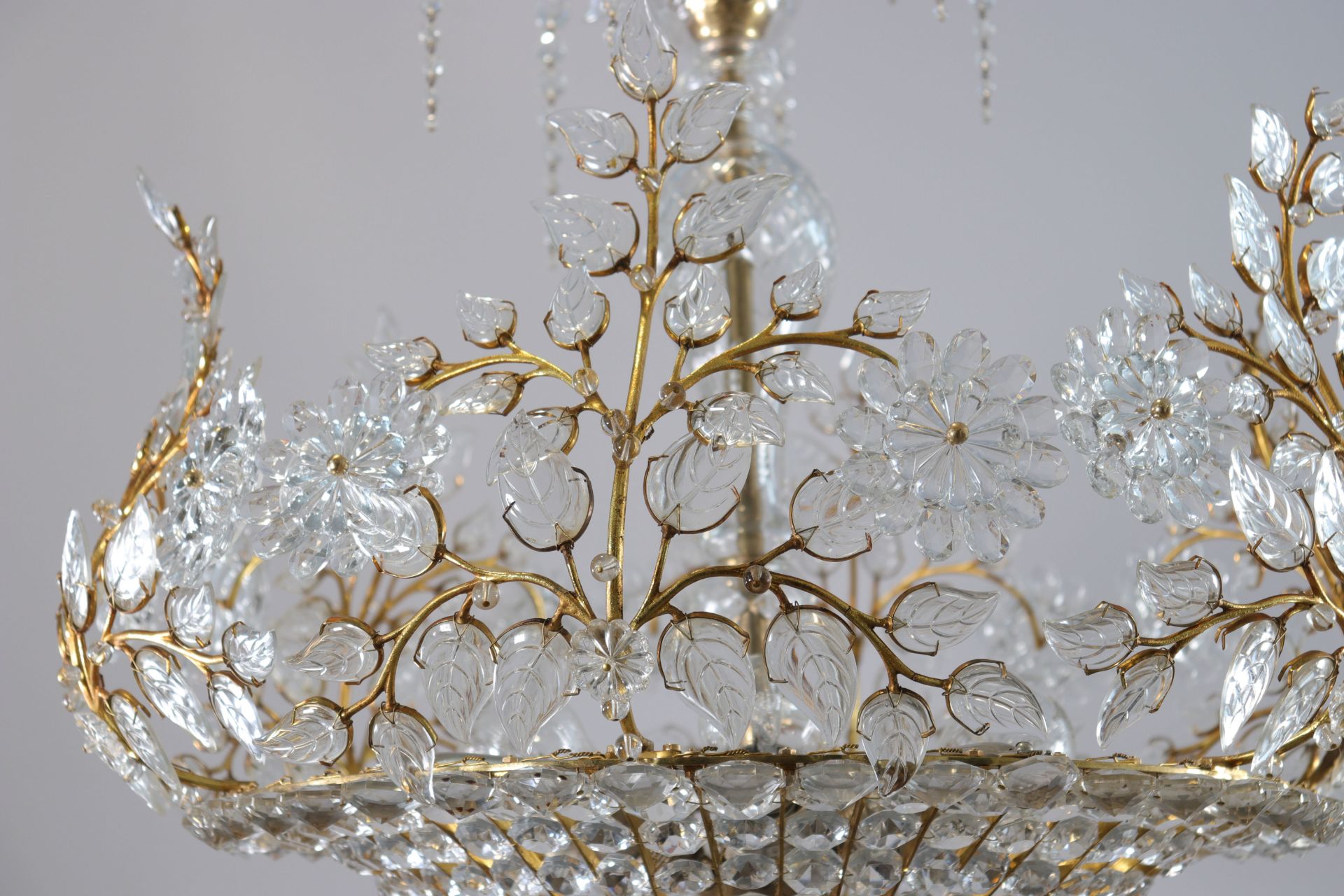 Maison BaguÃ¨s Chandelier in rich golden brass with floral decoration - Bild 5 aus 6