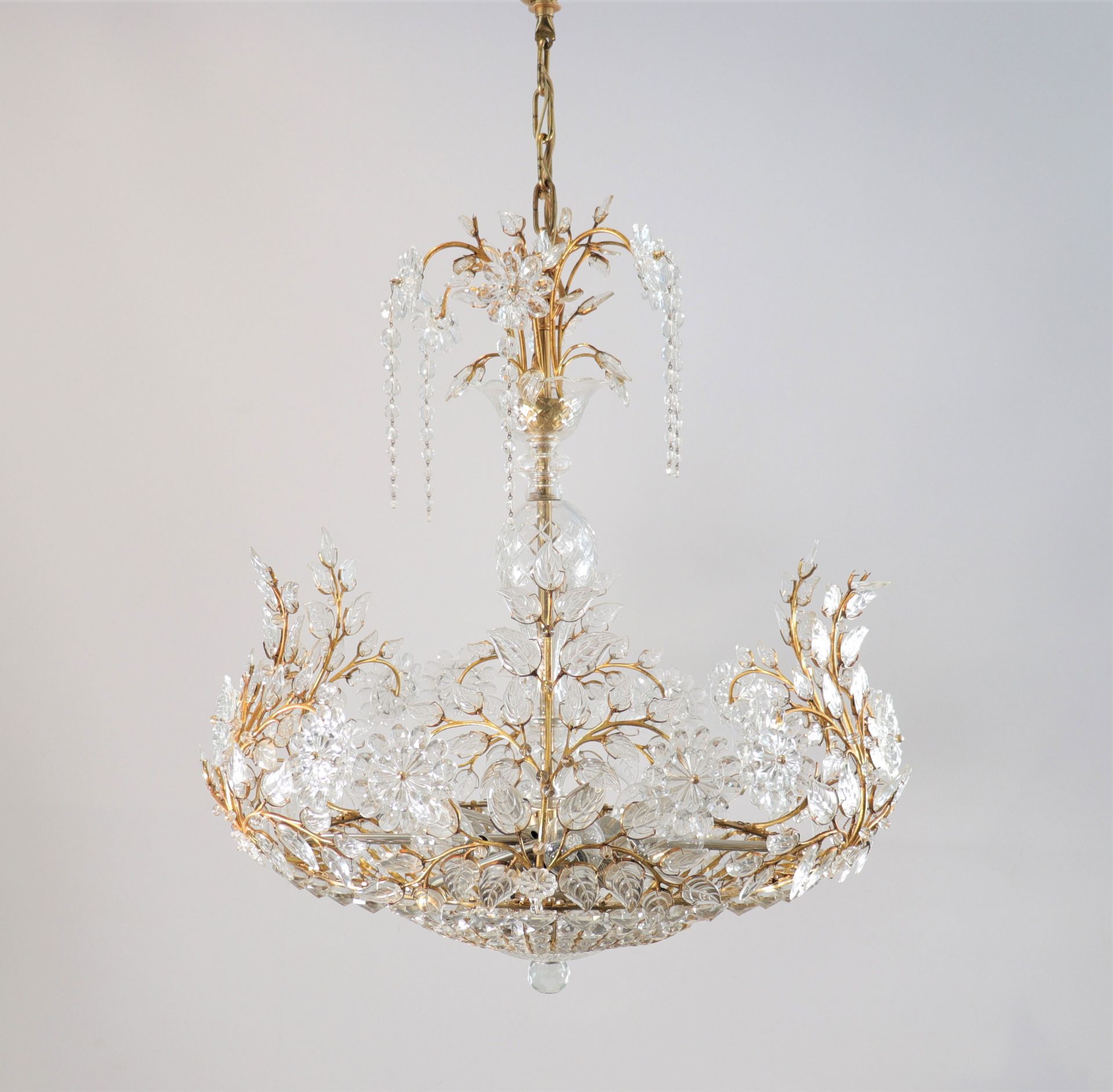 Maison BaguÃ¨s Chandelier in rich golden brass with floral decoration - Bild 2 aus 6