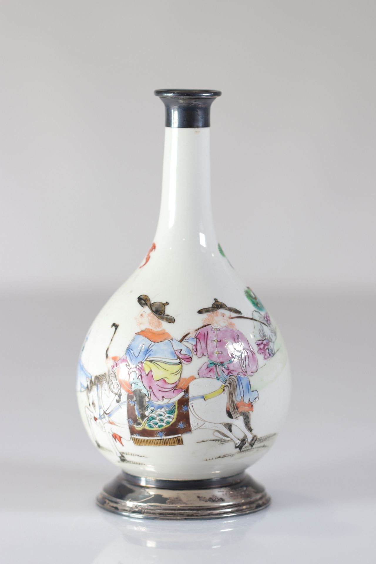 Famille rose porcelain vase decorated with a rider "foot mounted on silver"