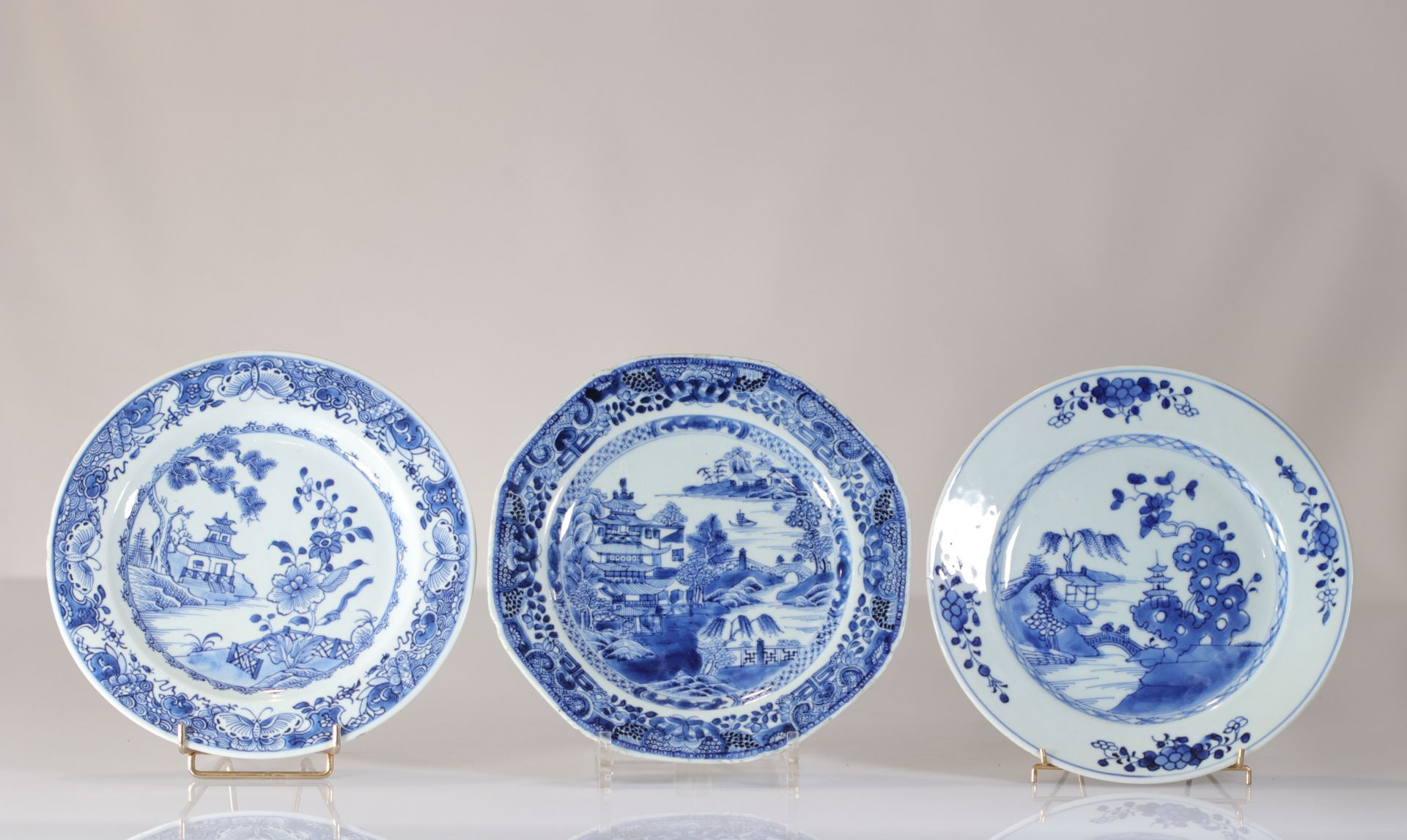 China plates (3) blanc bleu Chinese porcelain 18th