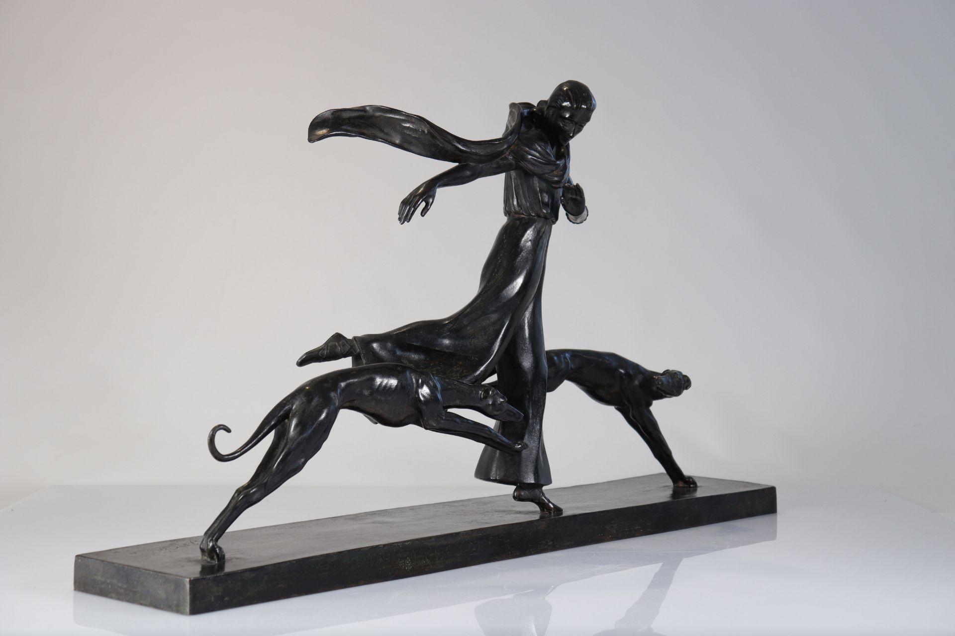 Claire COLINET (1880-1950) Rare and imposing bronze "young woman with greyhounds" - Bild 2 aus 4