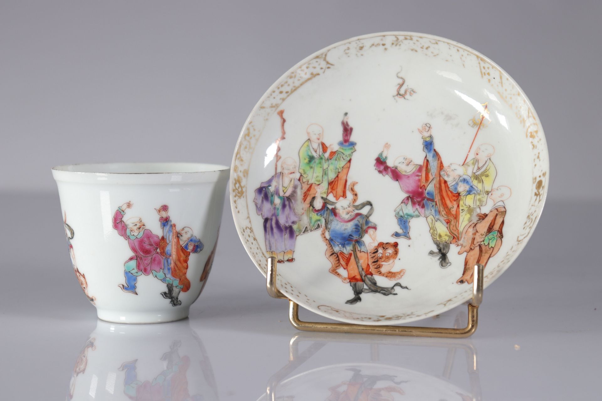 Covered bowl and under bowl in Chinese famille rose porcelain decorated with warriors - Bild 5 aus 6