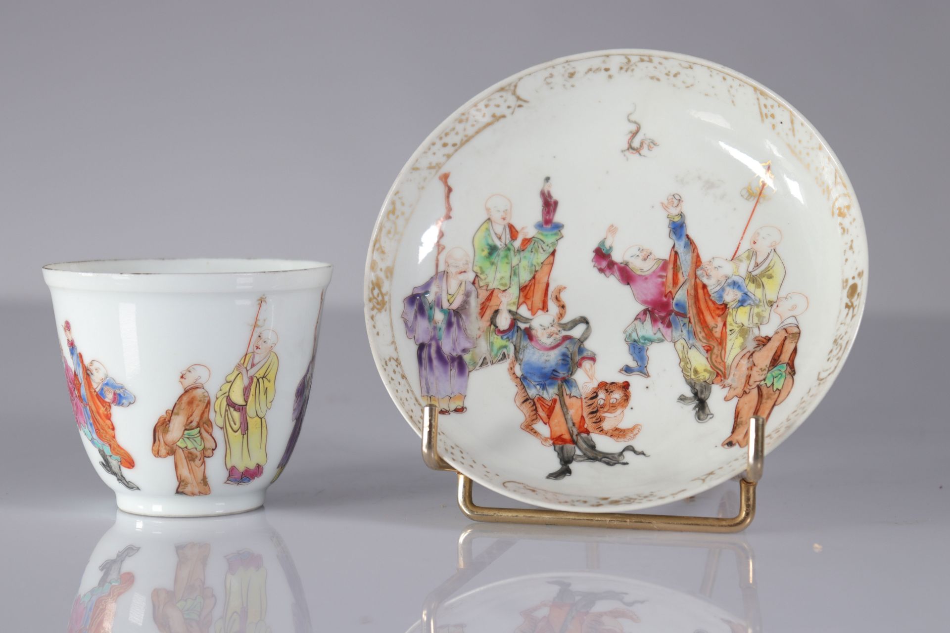 Covered bowl and under bowl in Chinese famille rose porcelain decorated with warriors