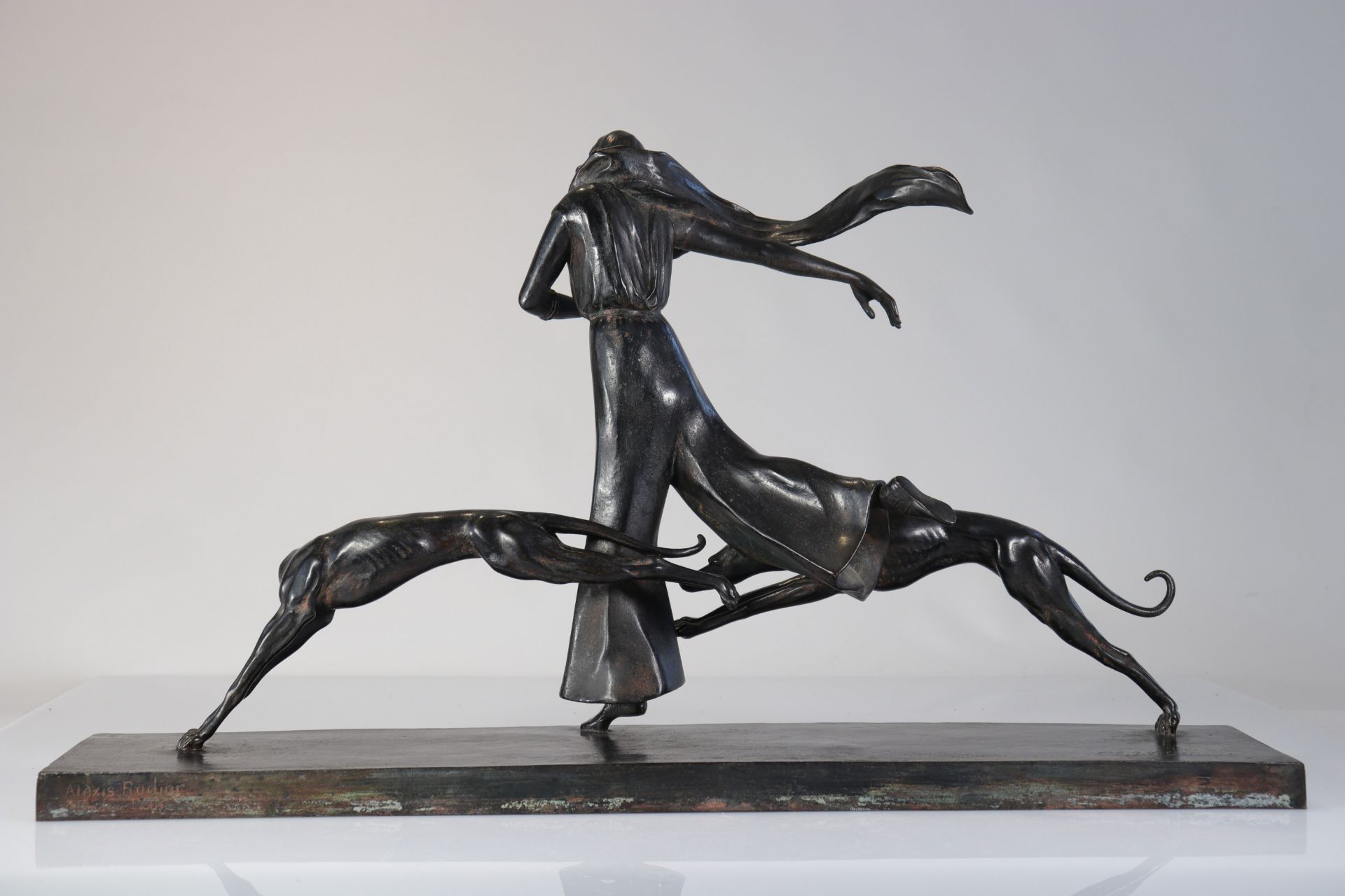 Claire COLINET (1880-1950) Rare and imposing bronze "young woman with greyhounds" - Bild 3 aus 4