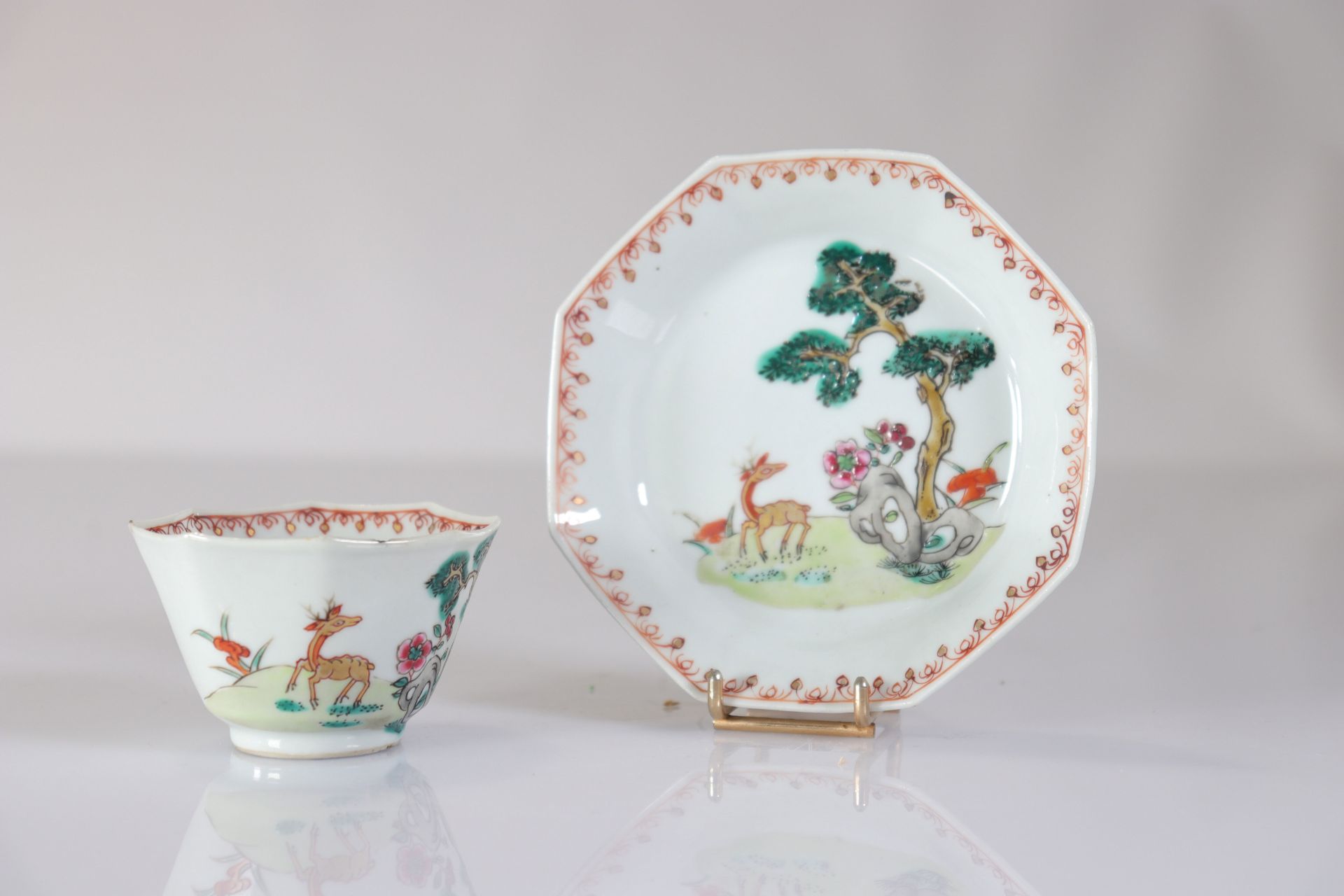 Bowl and saucer in 18th century Chinese porcelain decorated with deer