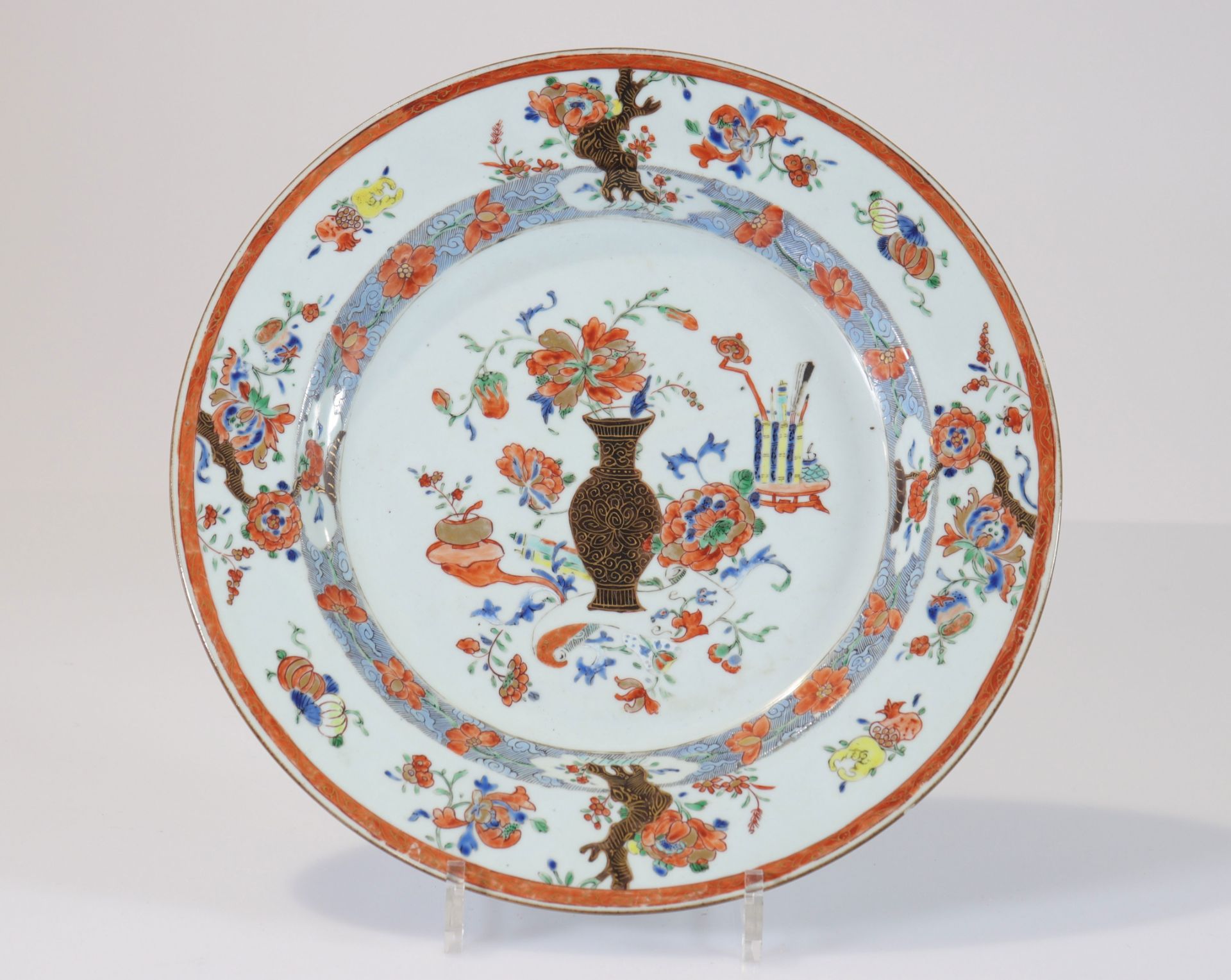 China large plate 18th decorated with flowers and furniture