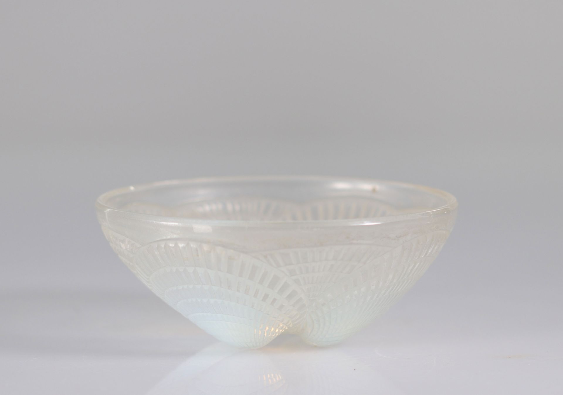 RenÃ© LALIQUE (1860-1945) â€œShellsâ€ cup (1924). Molded pressed opalescent glass with glossy sati - Bild 2 aus 3