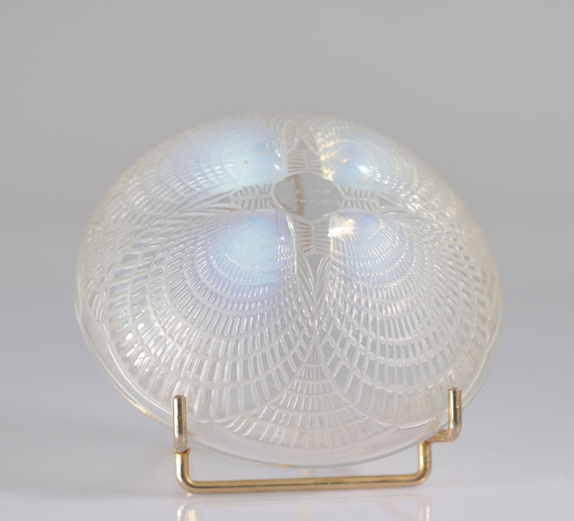 RenÃ© LALIQUE (1860-1945) â€œShellsâ€ cup (1924). Molded pressed opalescent glass with glossy sati - Bild 3 aus 3