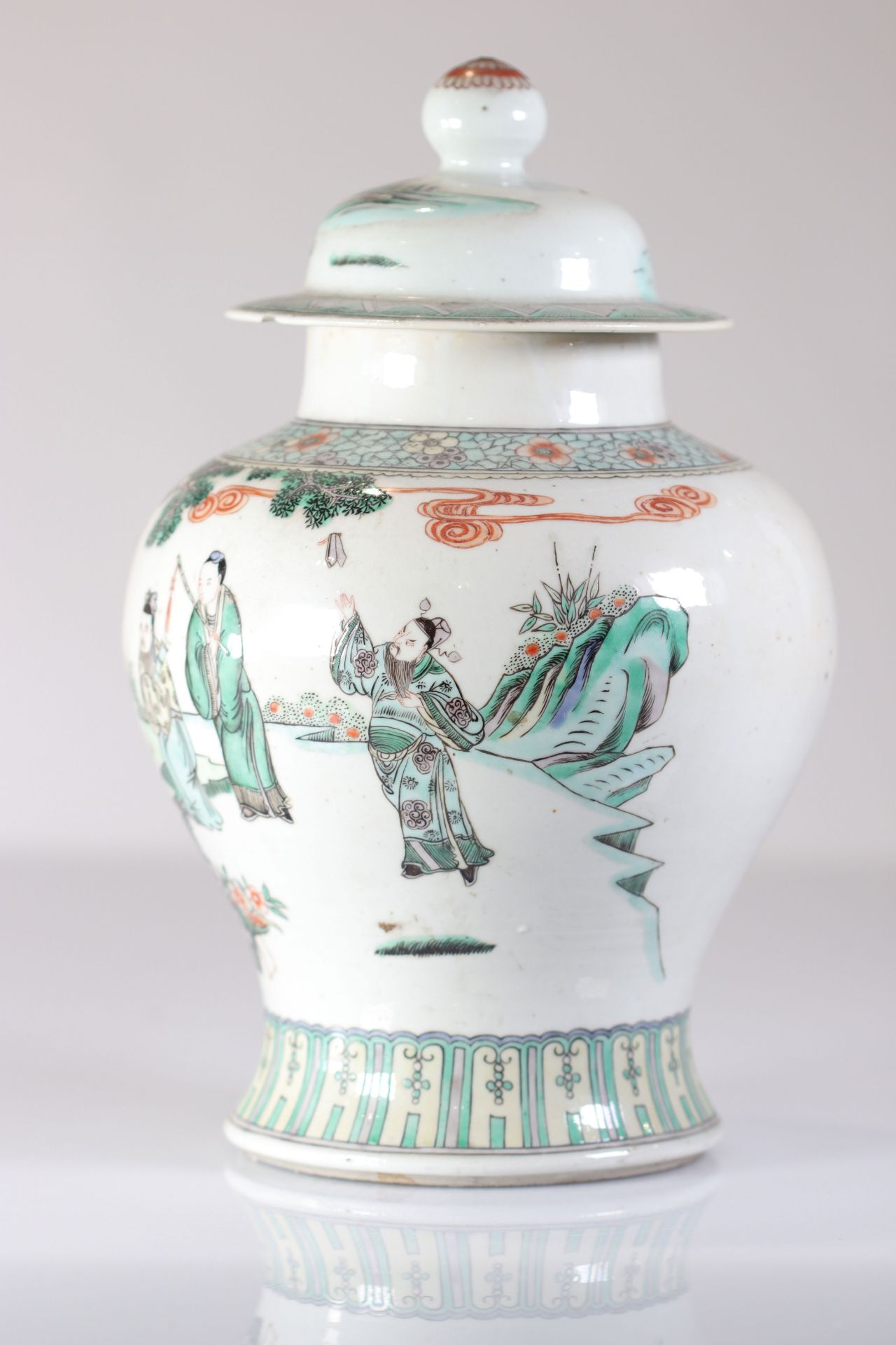 Pair of Qing dynasty famille verte covered vases decorated with figures - Bild 4 aus 11