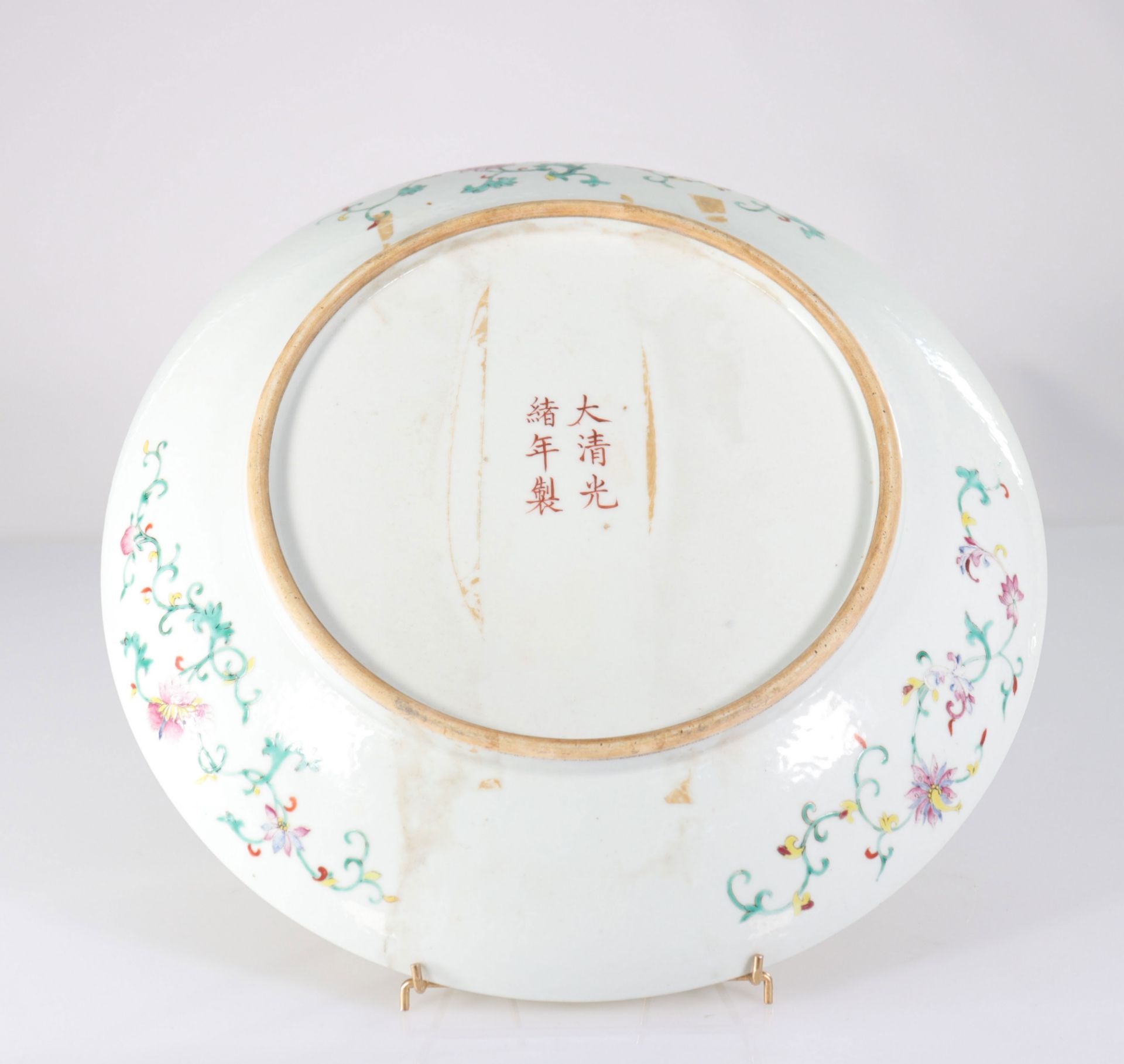 China large dish on a yellow background decorated with peaches- Guangxu mark and period - Bild 2 aus 3