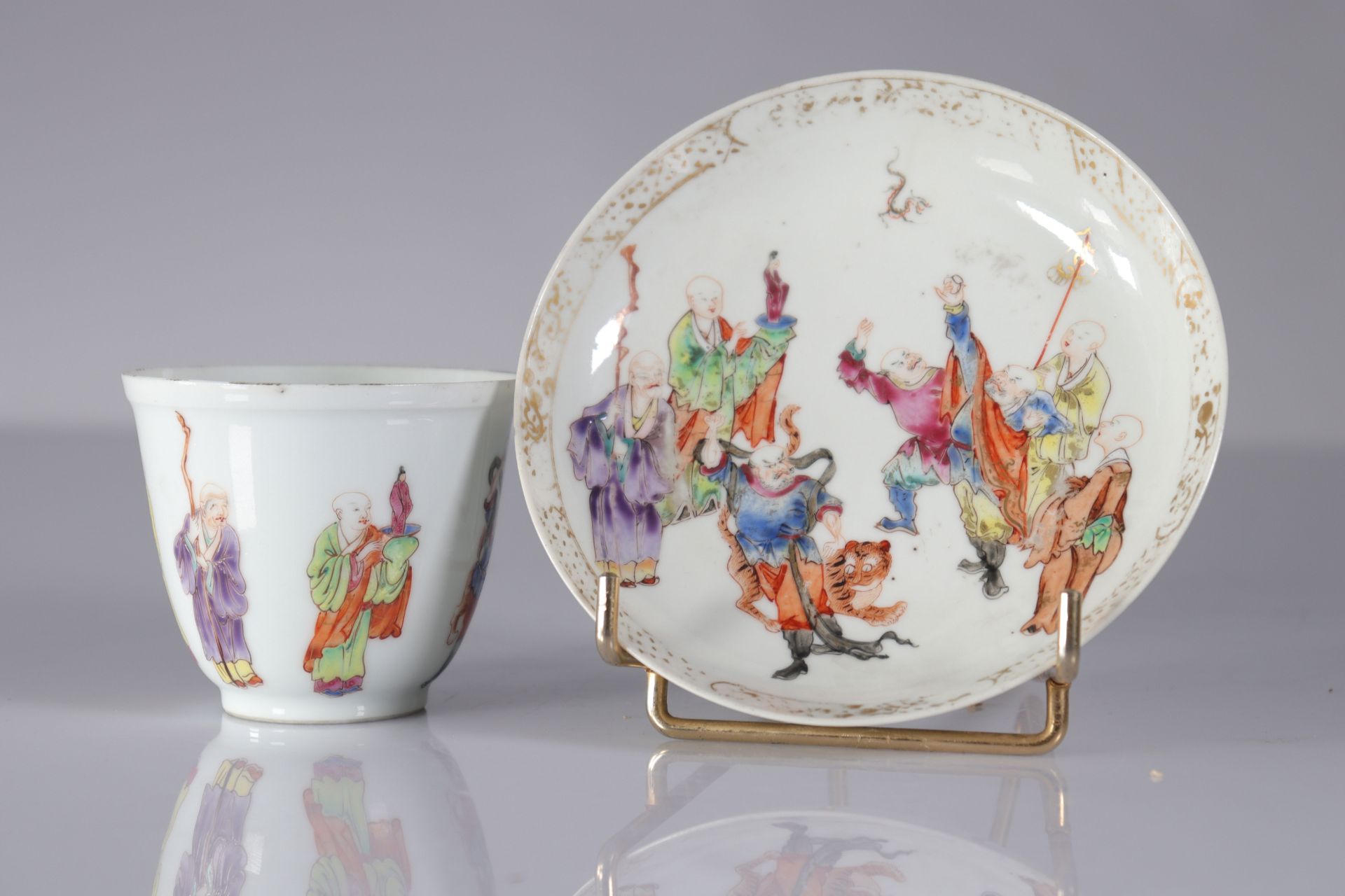 Covered bowl and under bowl in Chinese famille rose porcelain decorated with warriors - Bild 3 aus 6