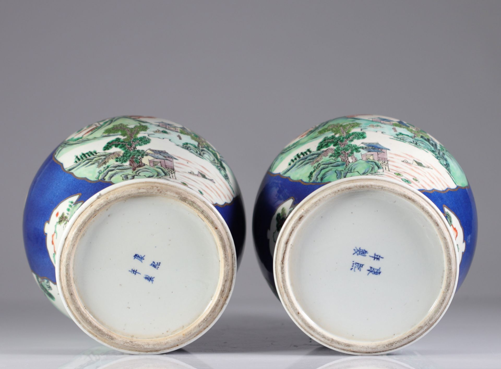 China pair of blue powdered vases decorated with landscapes - Bild 4 aus 6