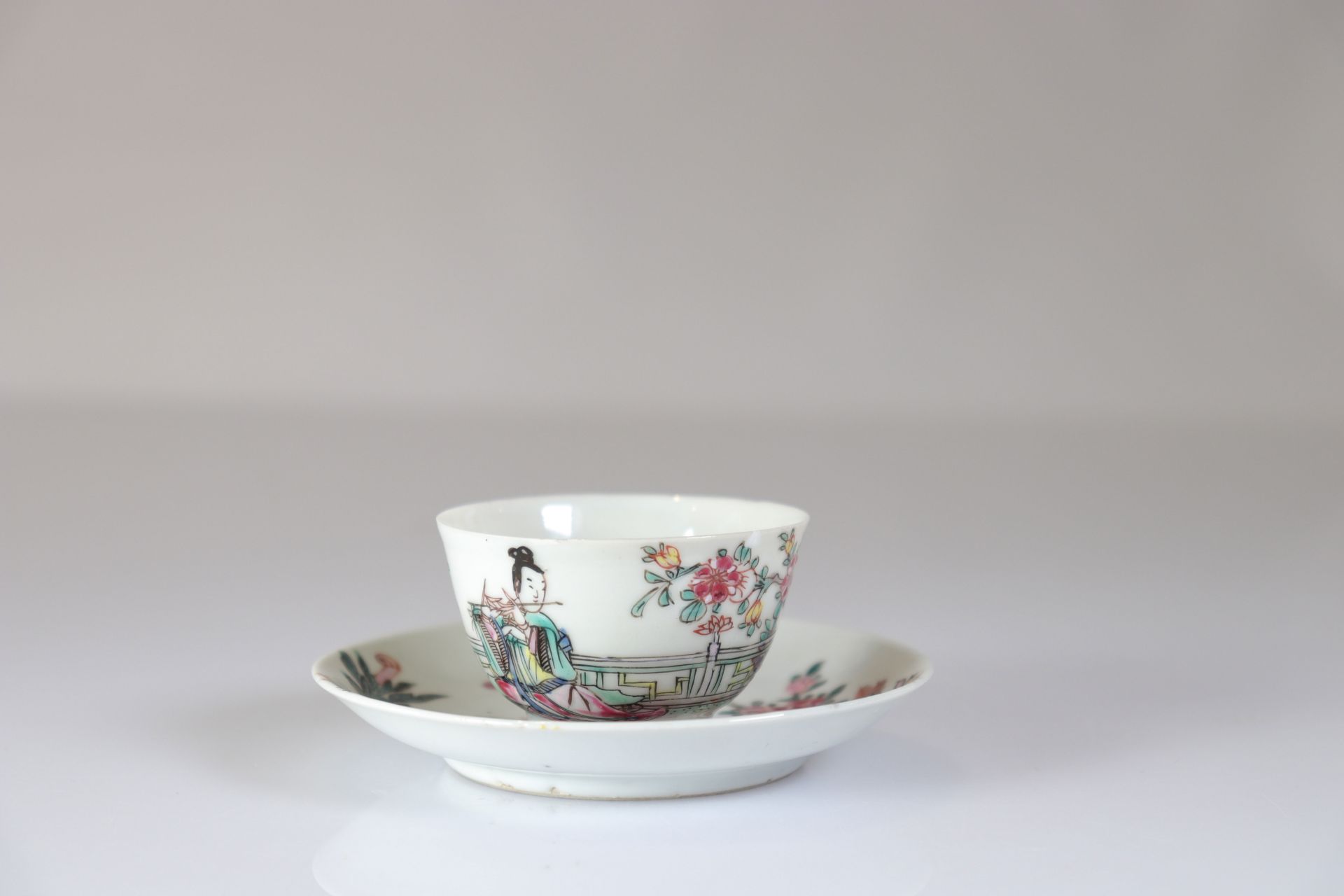 18th century Chinese porcelain bowl and under bowl decorated with a female musician - Bild 3 aus 3