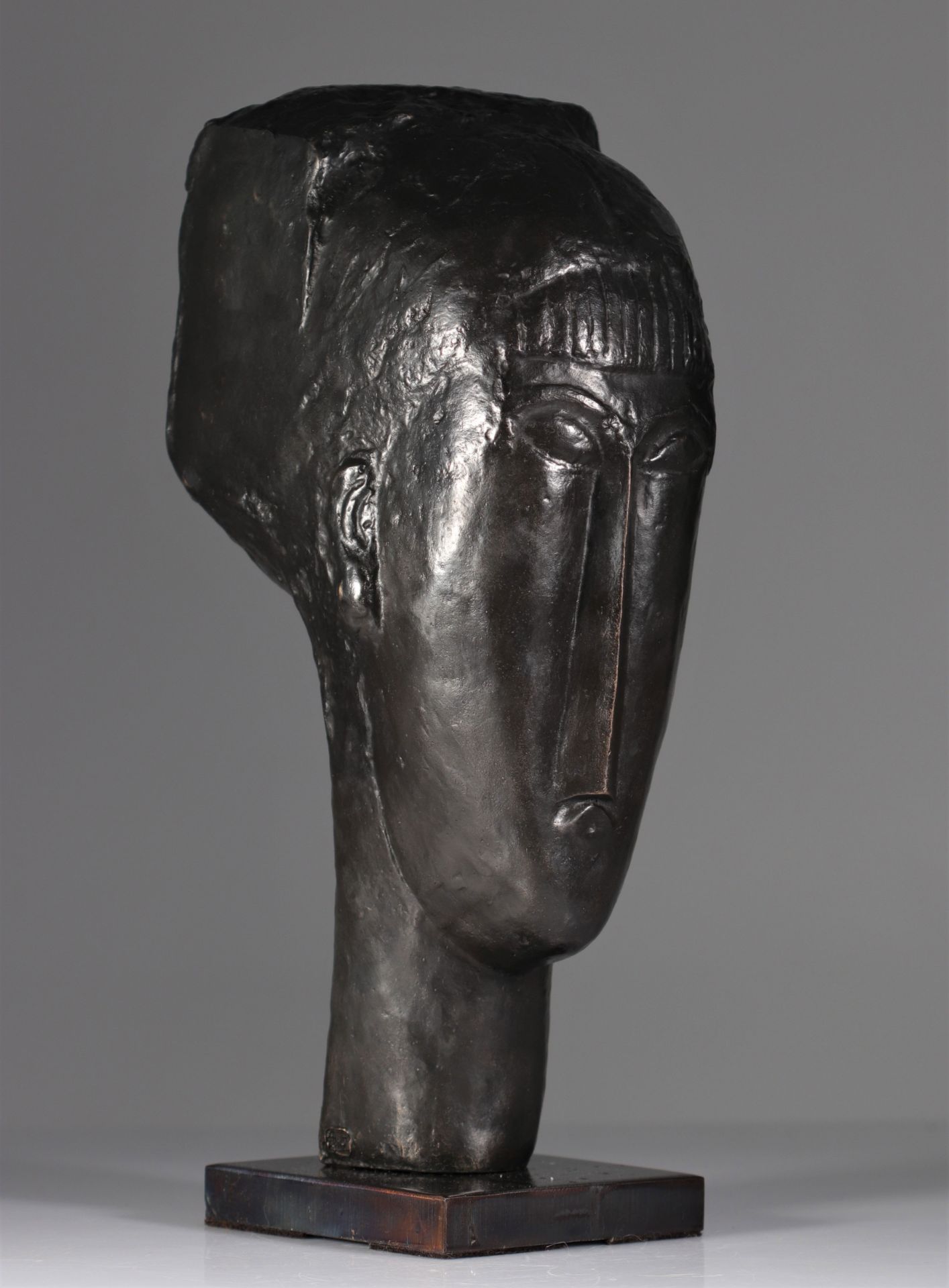 Amedeo MODIGLIANI (1884-1920). Head of a young girl with a fringe. Bronze proof with nuanced brown - Bild 2 aus 8