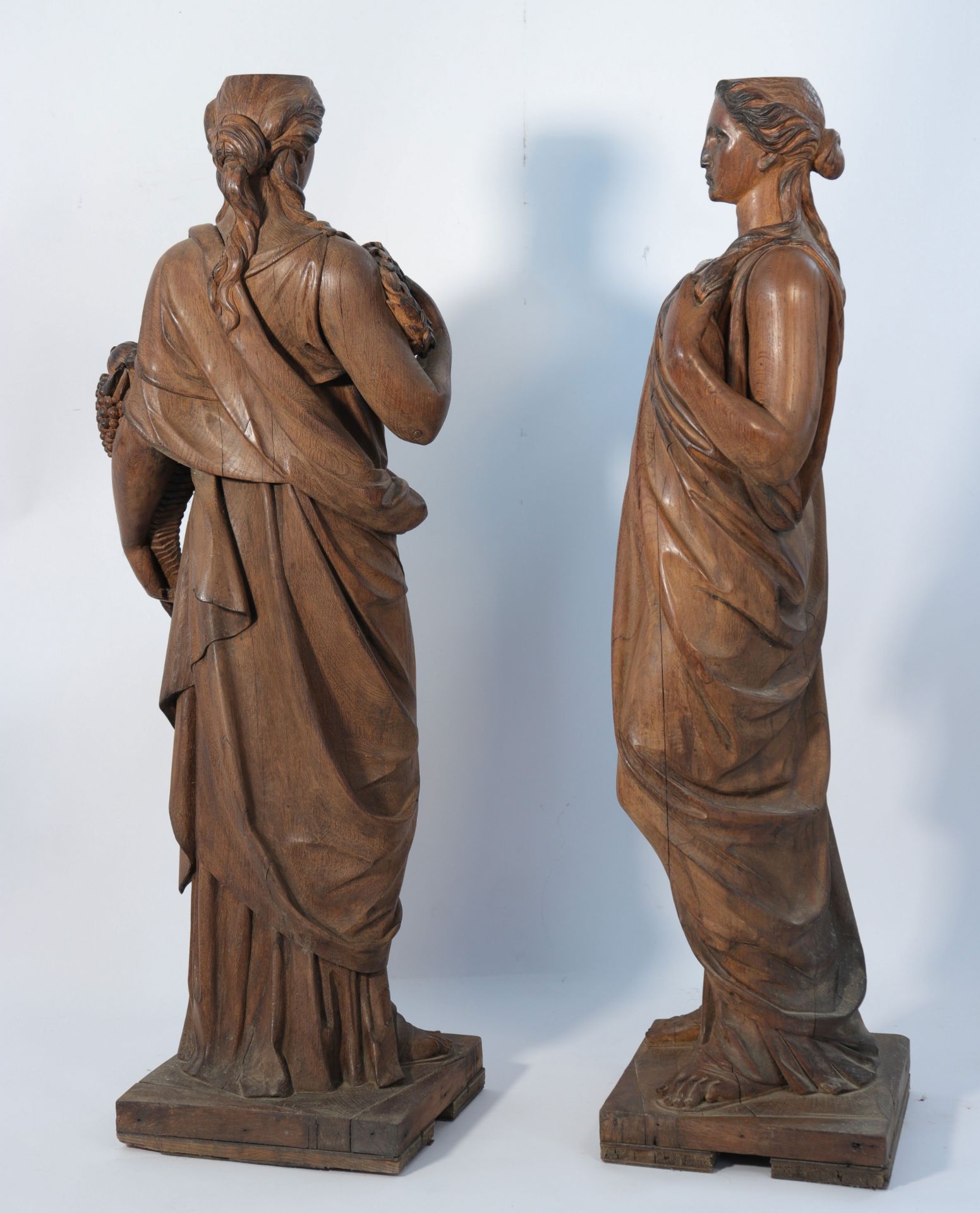 Pair of finely carved wooden young women statues - Bild 3 aus 4