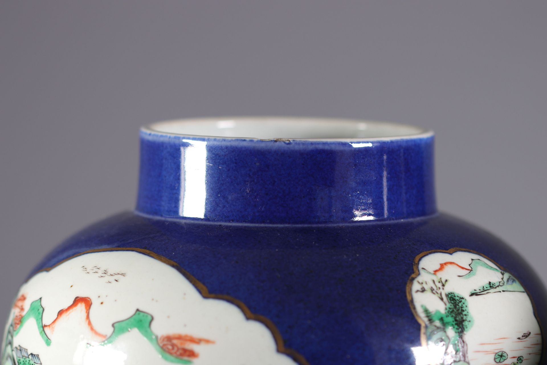 China pair of blue powdered vases decorated with landscapes - Bild 6 aus 6