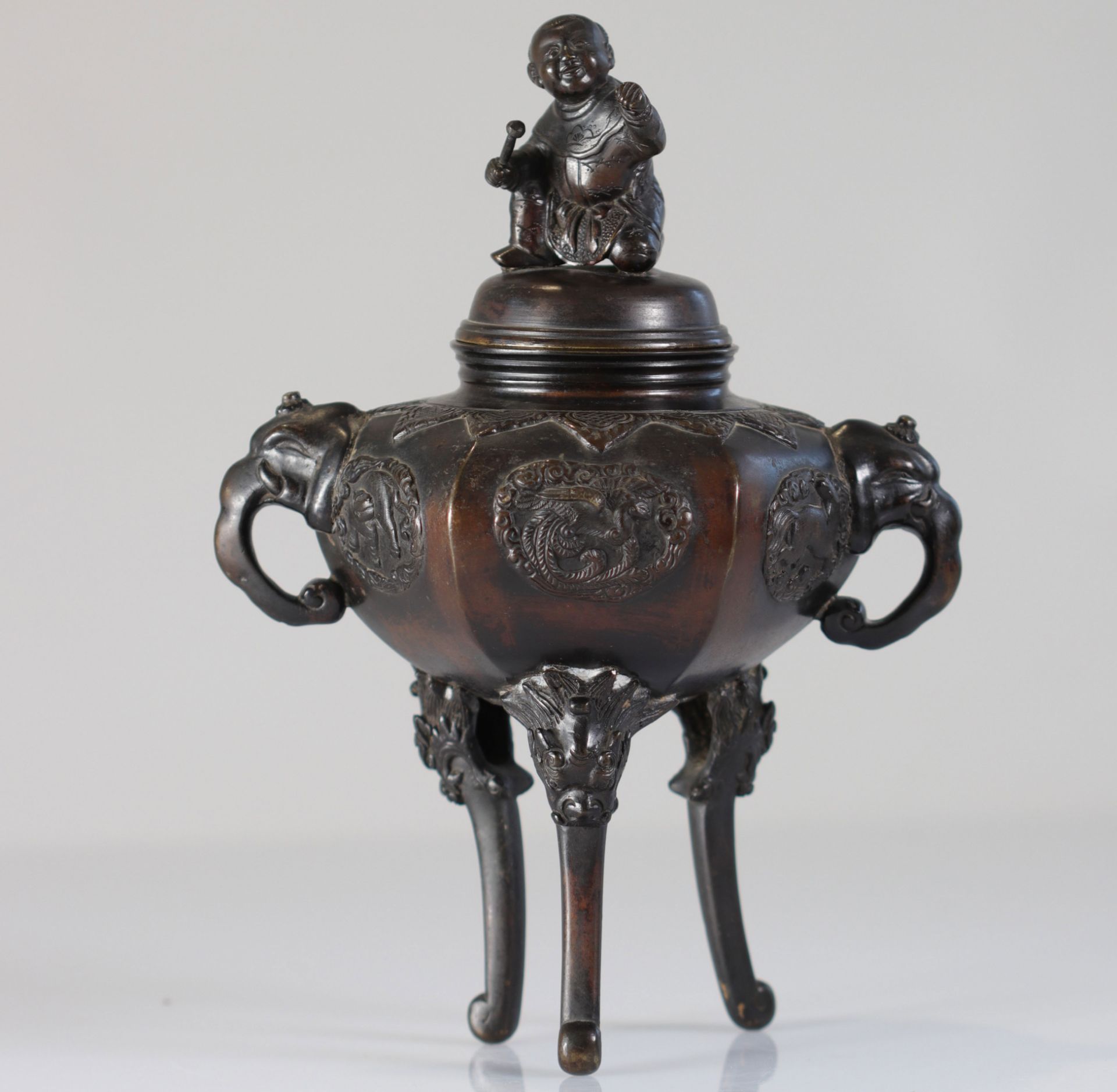 China bronze perfume burner surmounted by a character