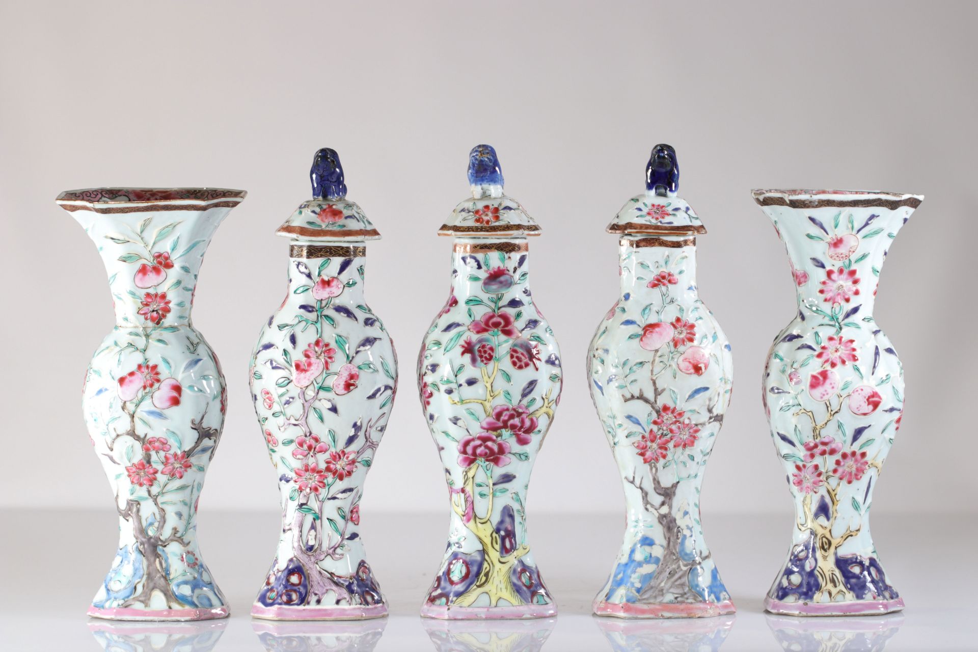 Set of 5 Yongzheng covered vases and potiches decorated with peaches and pomegranates in relief