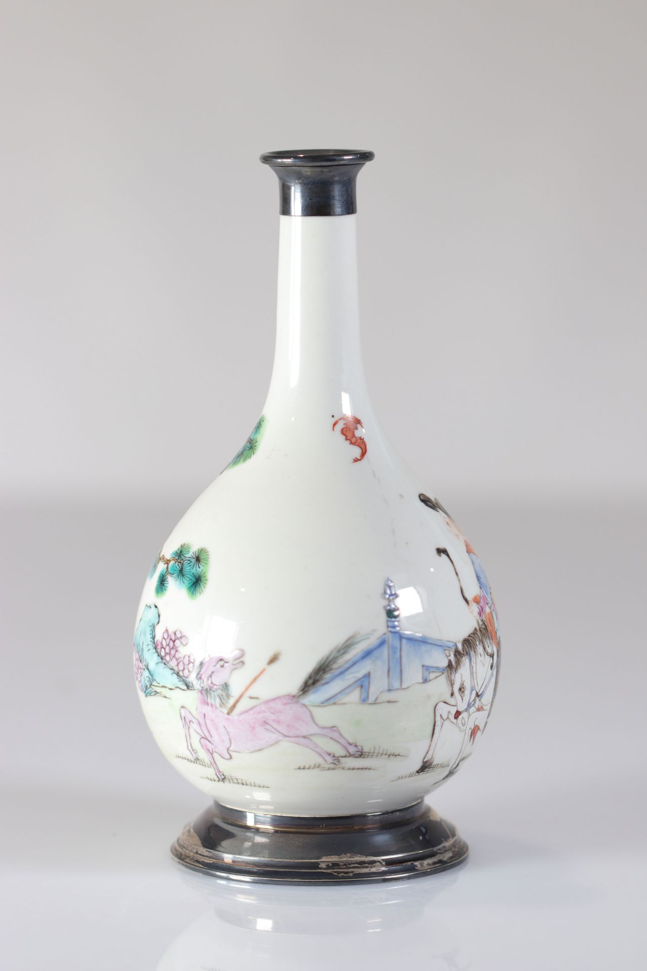 Famille rose porcelain vase decorated with a rider "foot mounted on silver" - Image 3 of 5