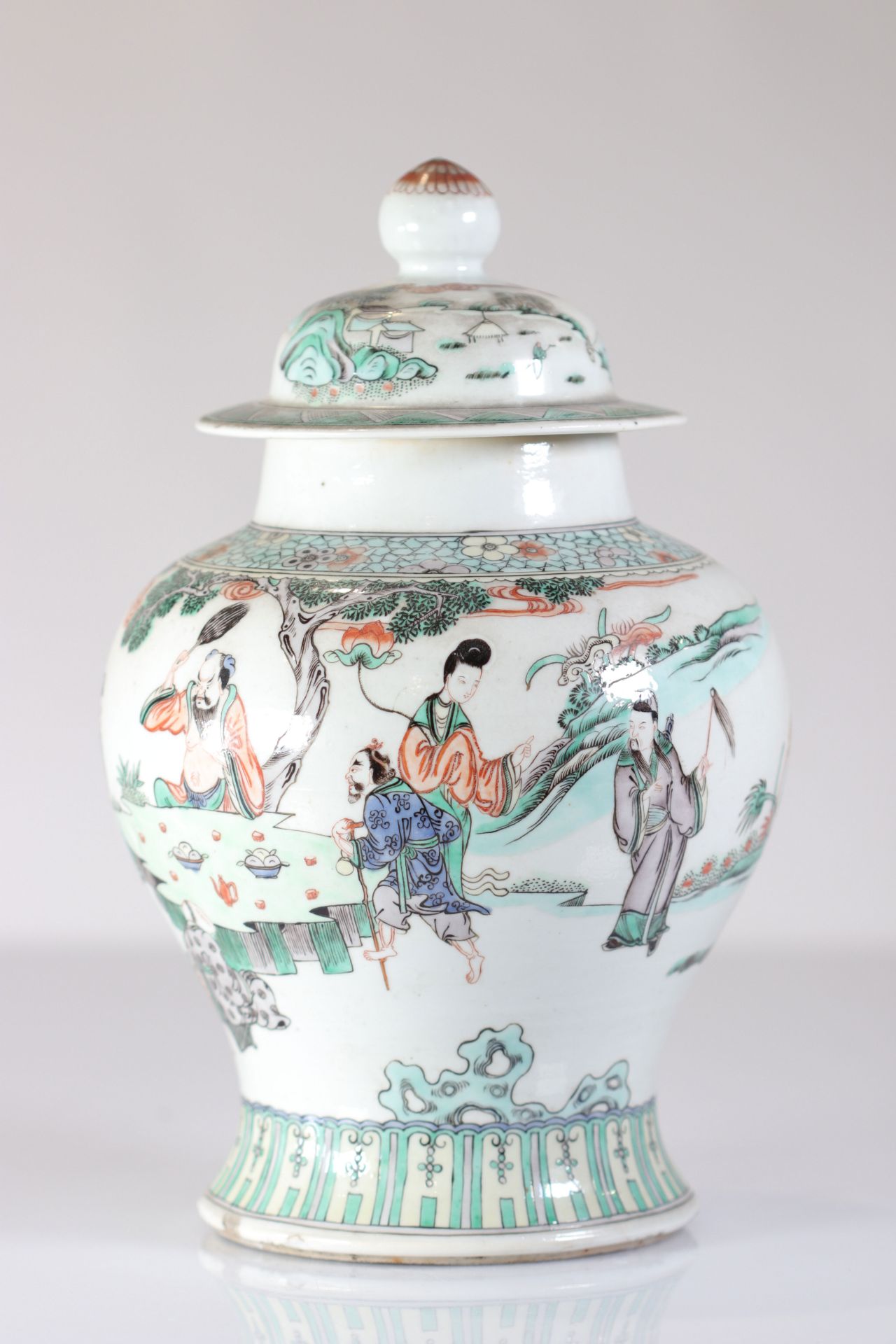 Pair of Qing dynasty famille verte covered vases decorated with figures - Image 8 of 11