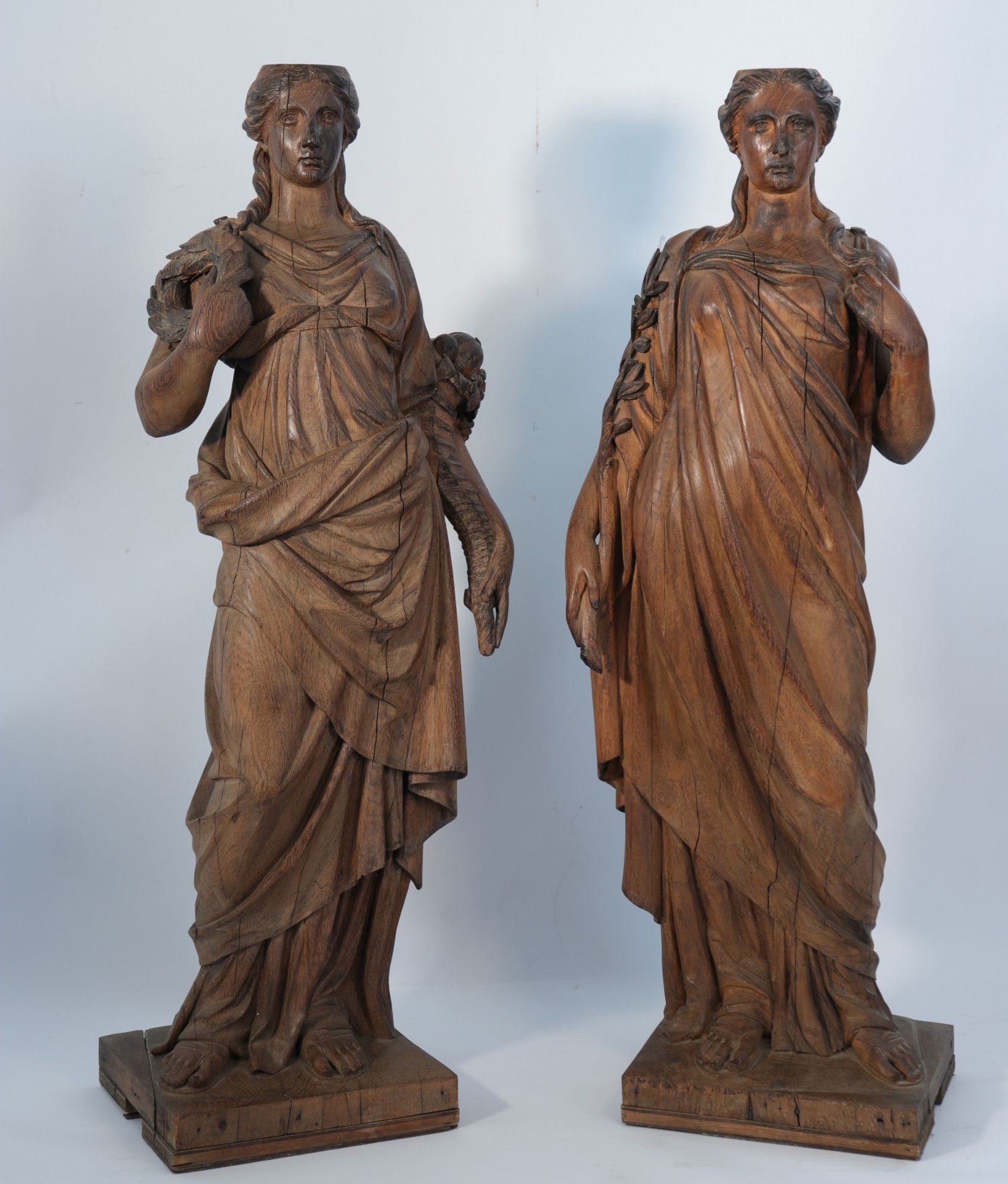 Pair of finely carved wooden young women statues - Bild 4 aus 4