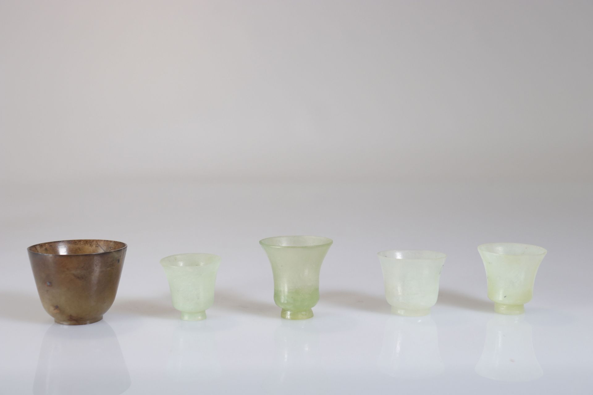 Collection of 19 jade bowls/glasses - Bild 3 aus 5