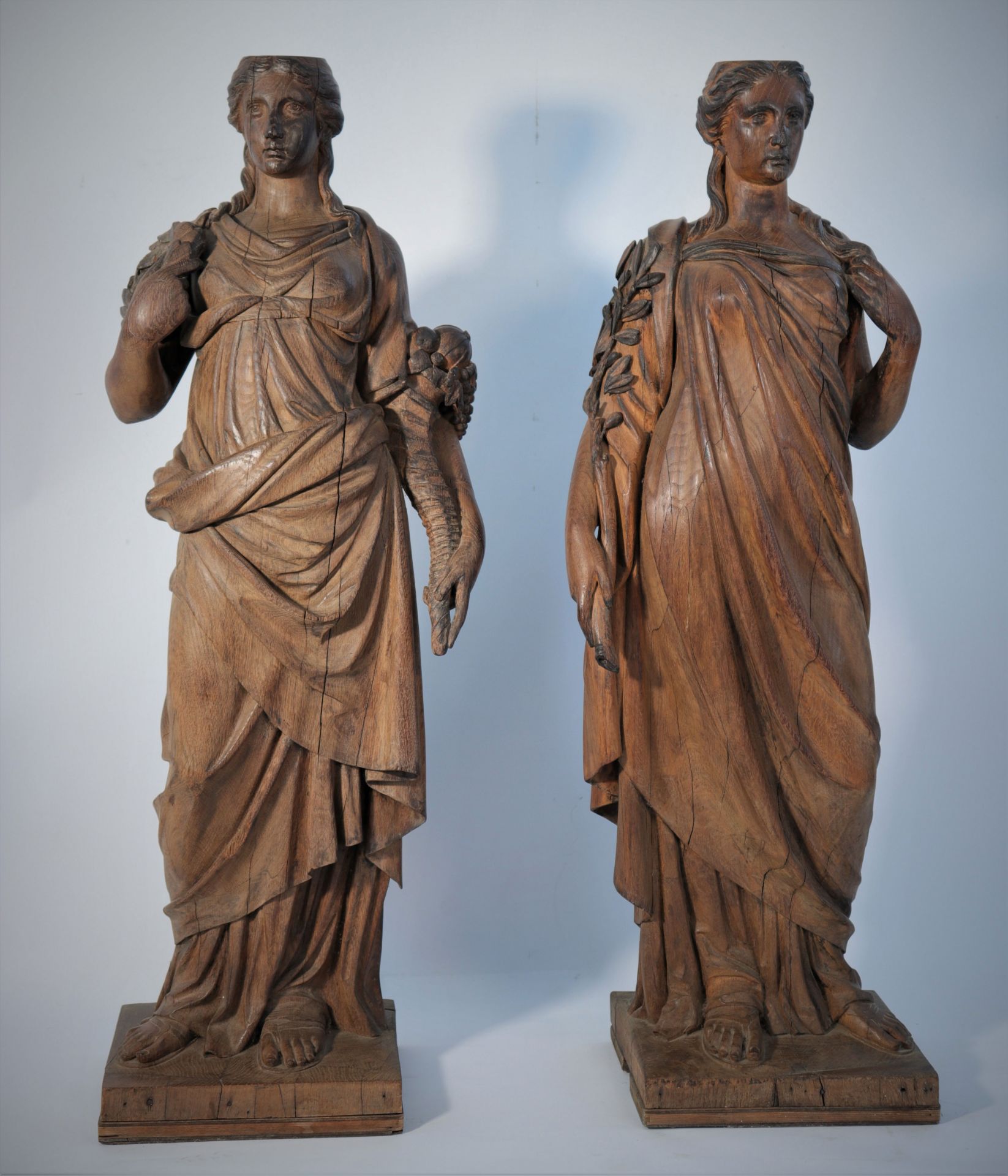 Pair of finely carved wooden young women statues - Bild 2 aus 4