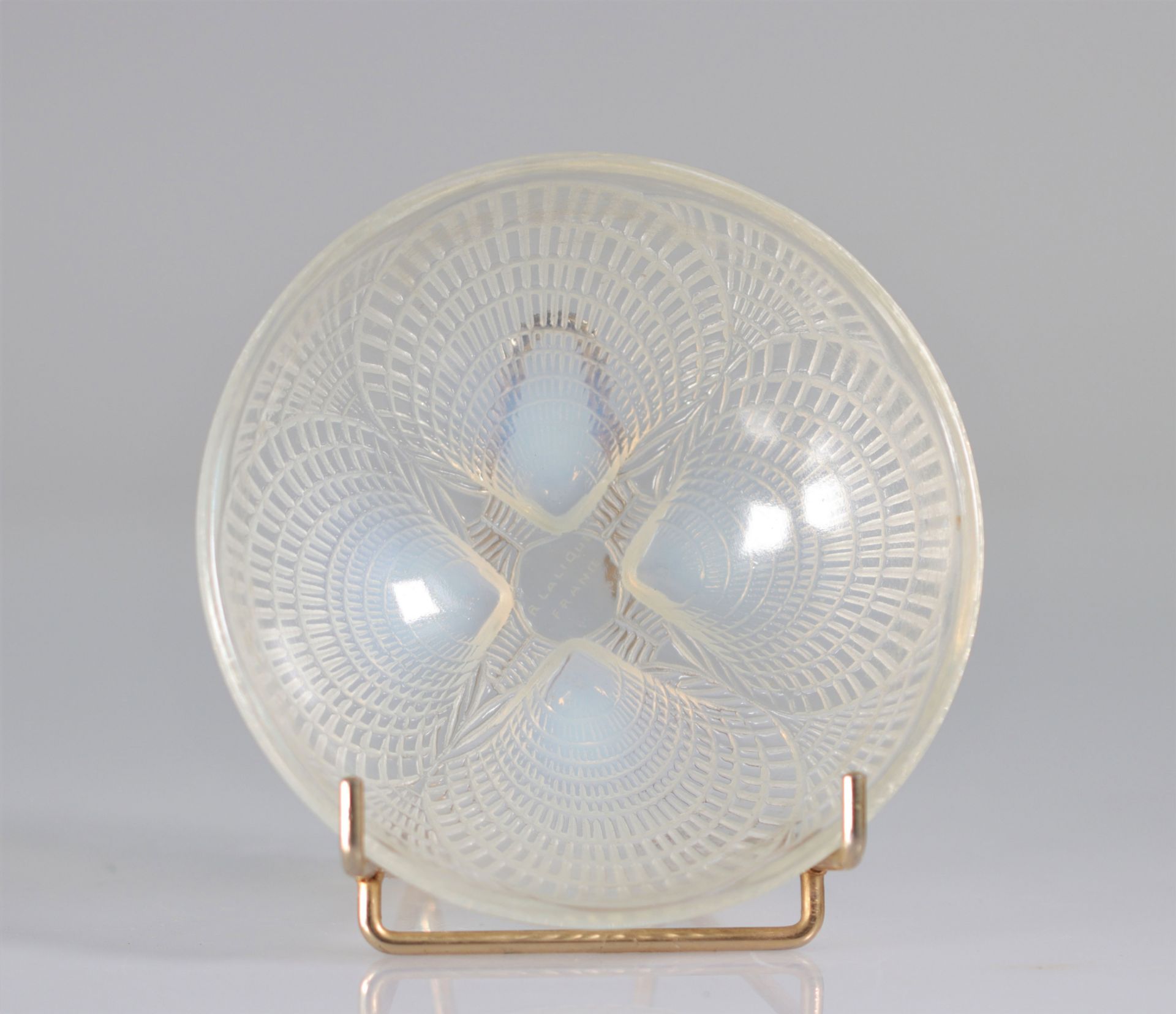RenÃ© LALIQUE (1860-1945) â€œShellsâ€ cup (1924). Molded pressed opalescent glass with glossy sati