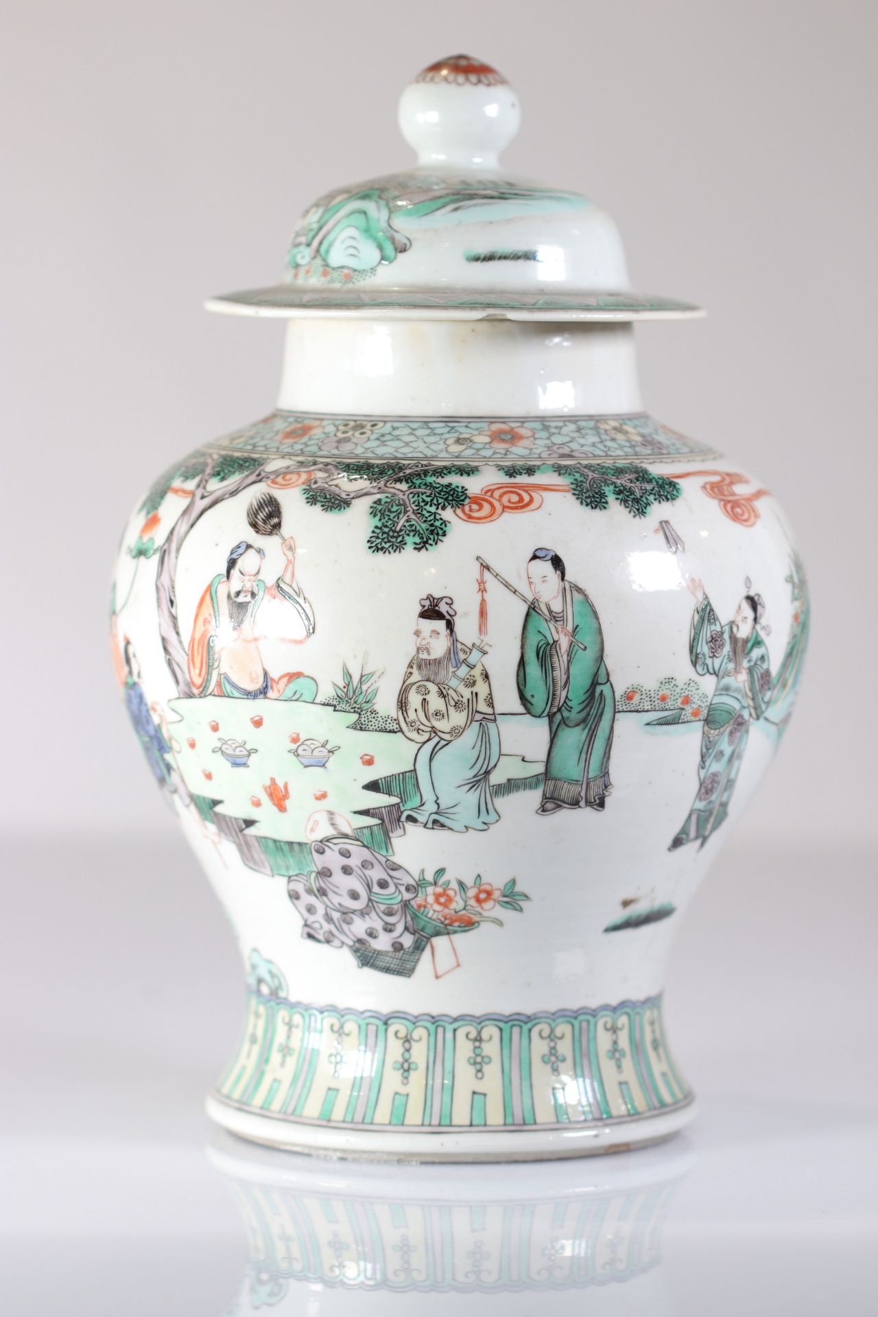 Pair of Qing dynasty famille verte covered vases decorated with figures - Bild 3 aus 11