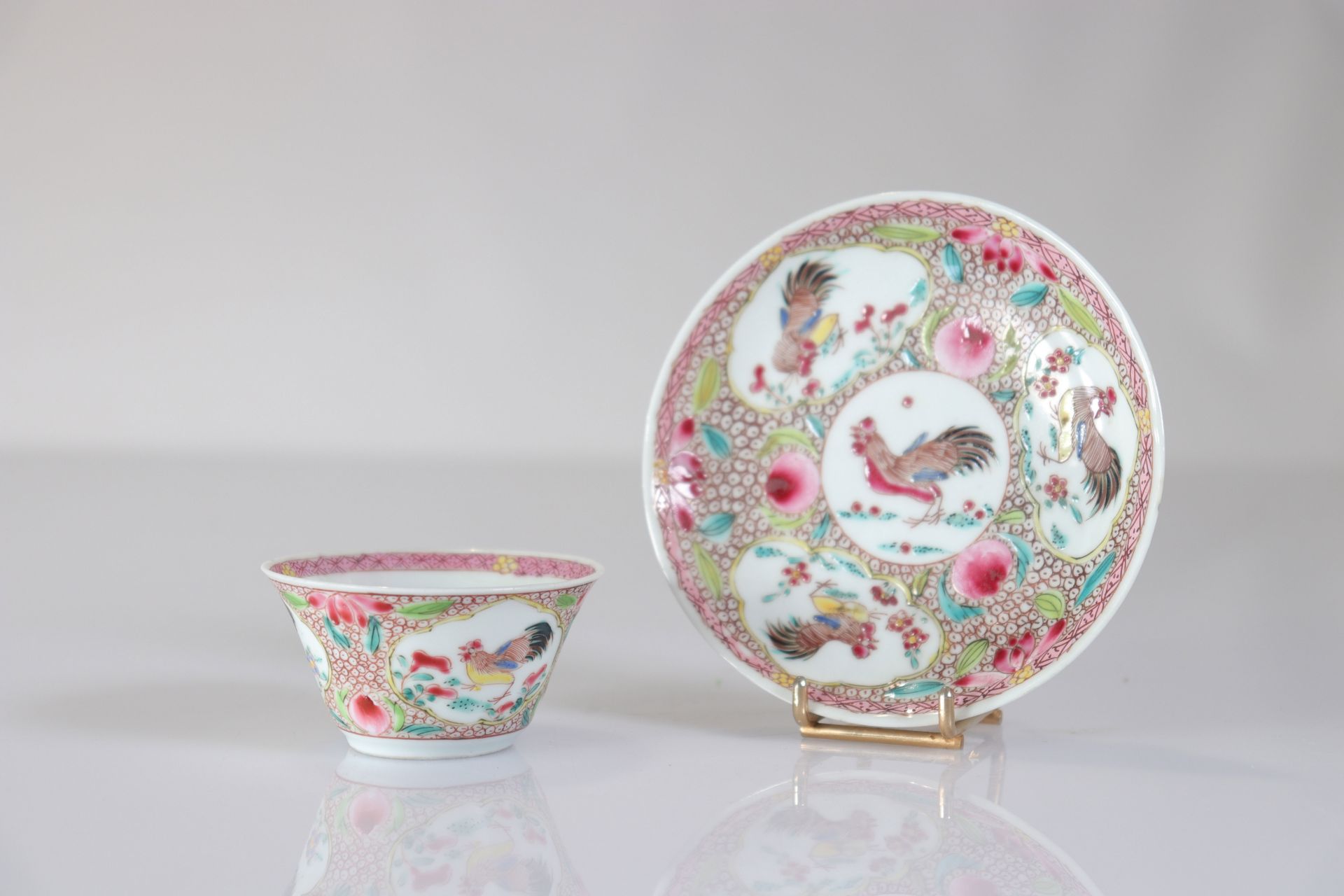 Bowl and saucer in 18th century Chinese porcelain decorated with roosters