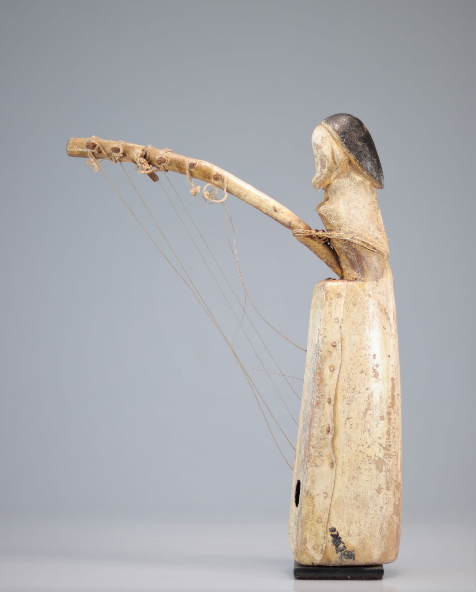 Fang harp from Gabon surmounted by a head - Image 2 of 4
