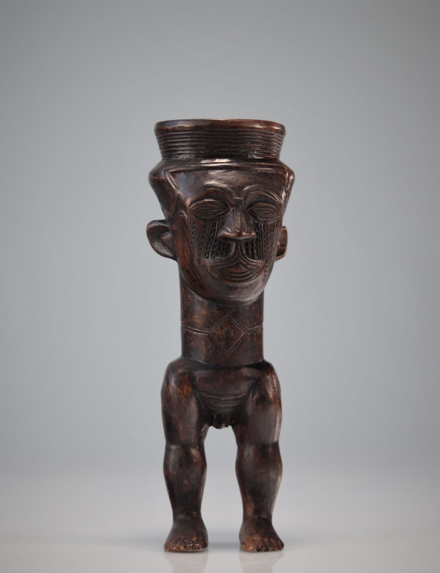 Anthropomorphic carved Kuba palm wine cup with beautiful patina of use - Image 4 of 6