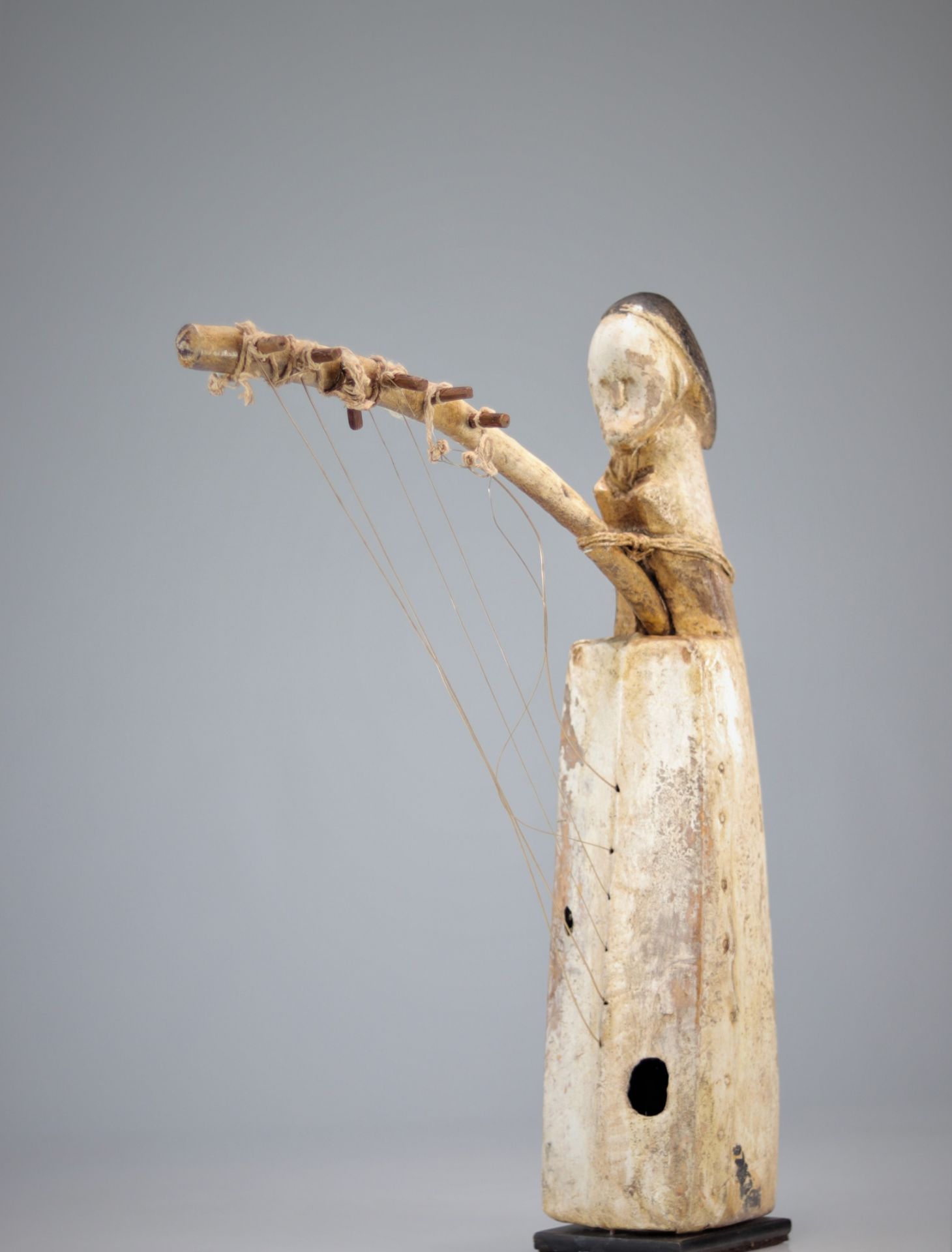 Fang harp from Gabon surmounted by a head - Image 4 of 4