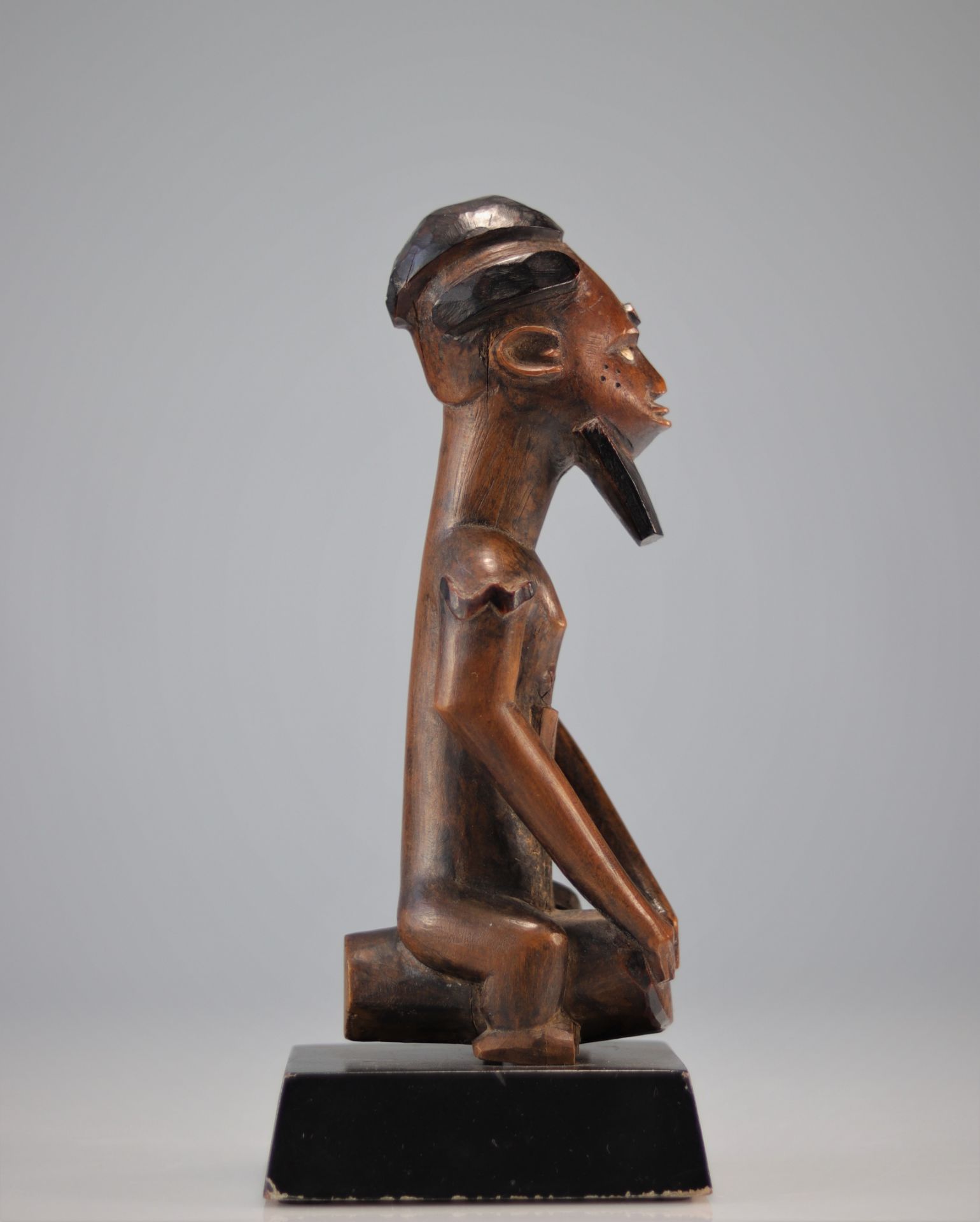 Bembe statue carved with a Finch & Co character through the worlds - Image 2 of 6