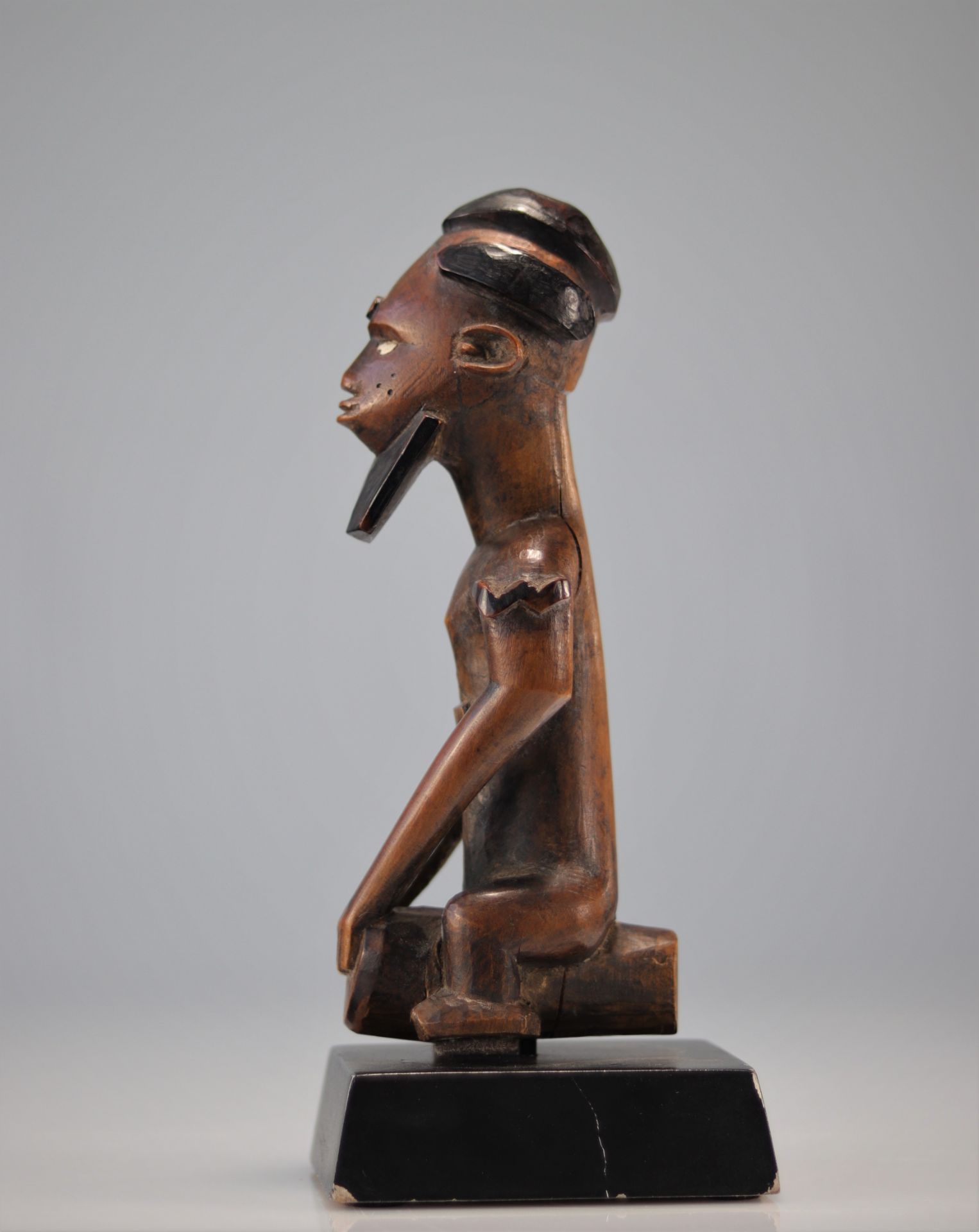 Bembe statue carved with a Finch & Co character through the worlds - Image 3 of 6