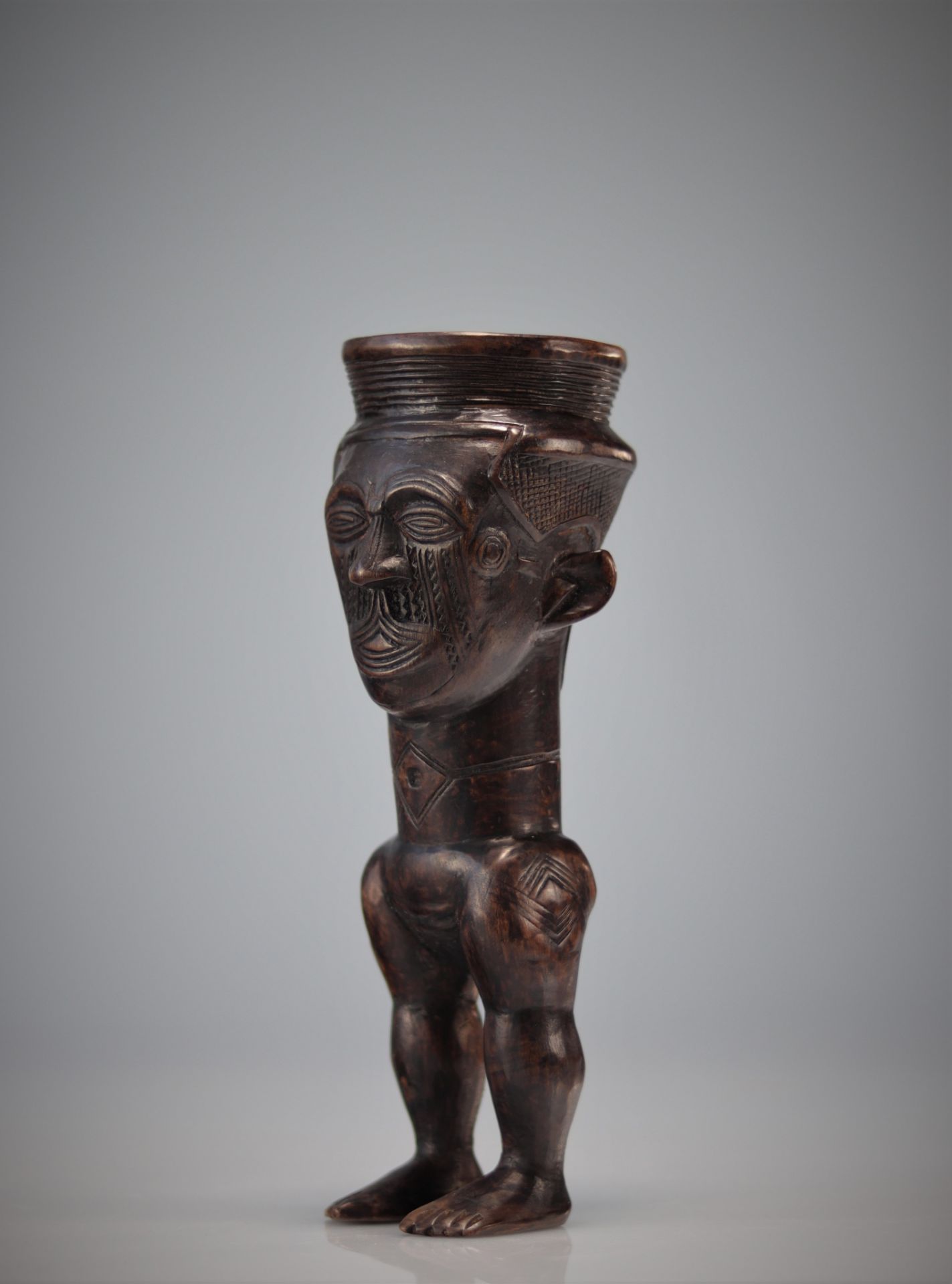 Anthropomorphic carved Kuba palm wine cup with beautiful patina of use - Image 5 of 6