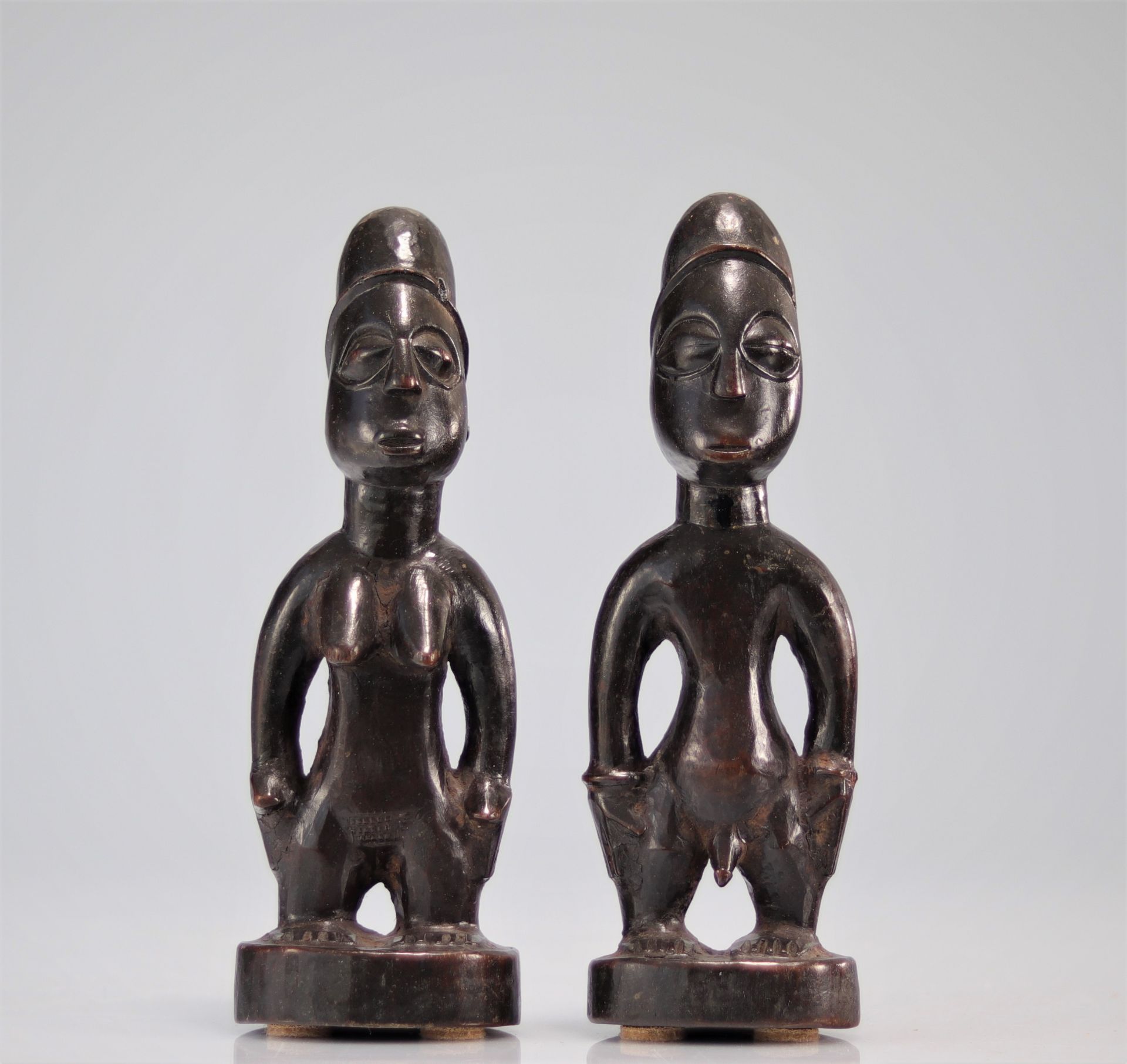 YOROUBA Couple of statuettes representing â€œIbedjiâ€ twins.