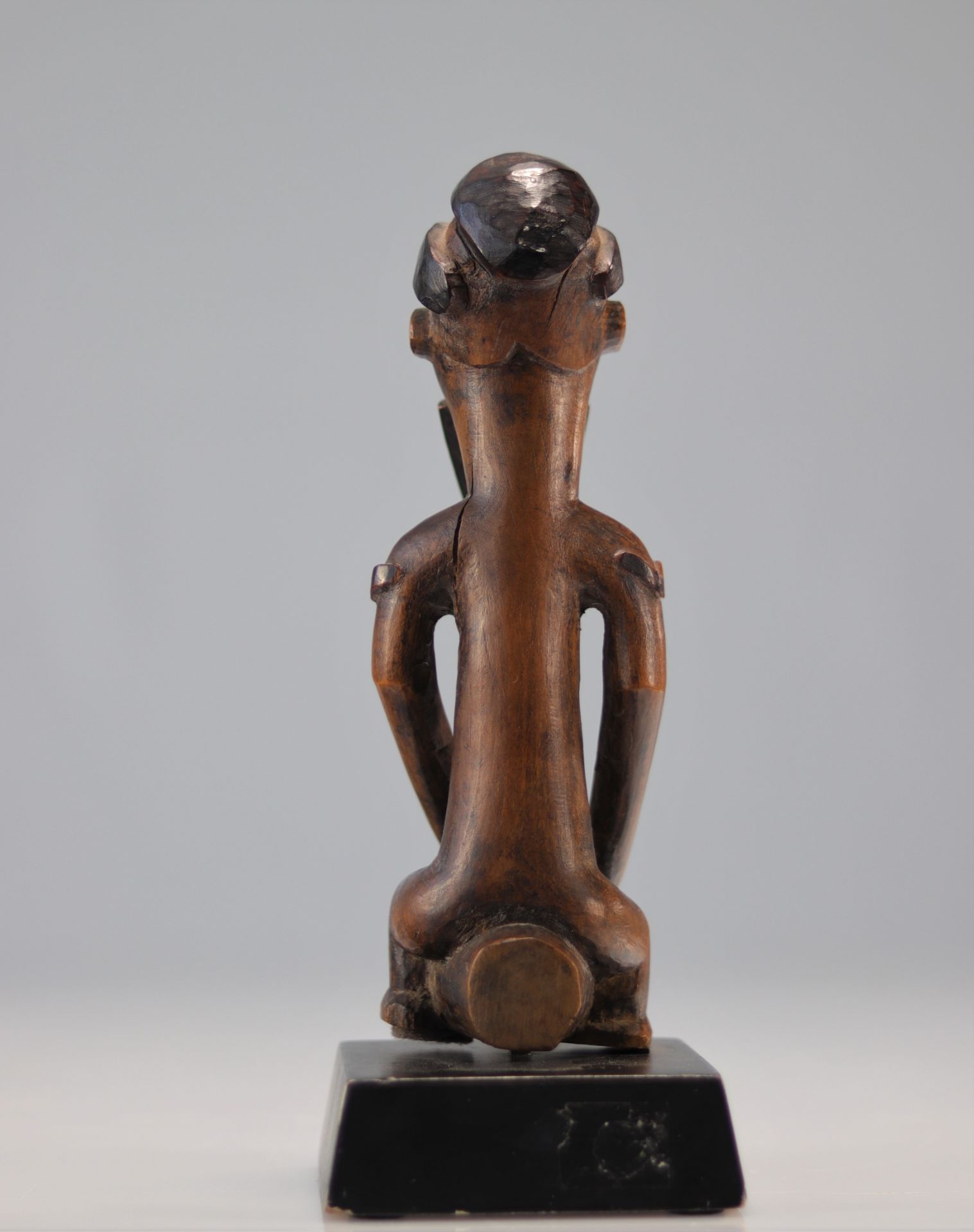 Bembe statue carved with a Finch & Co character through the worlds - Image 4 of 6