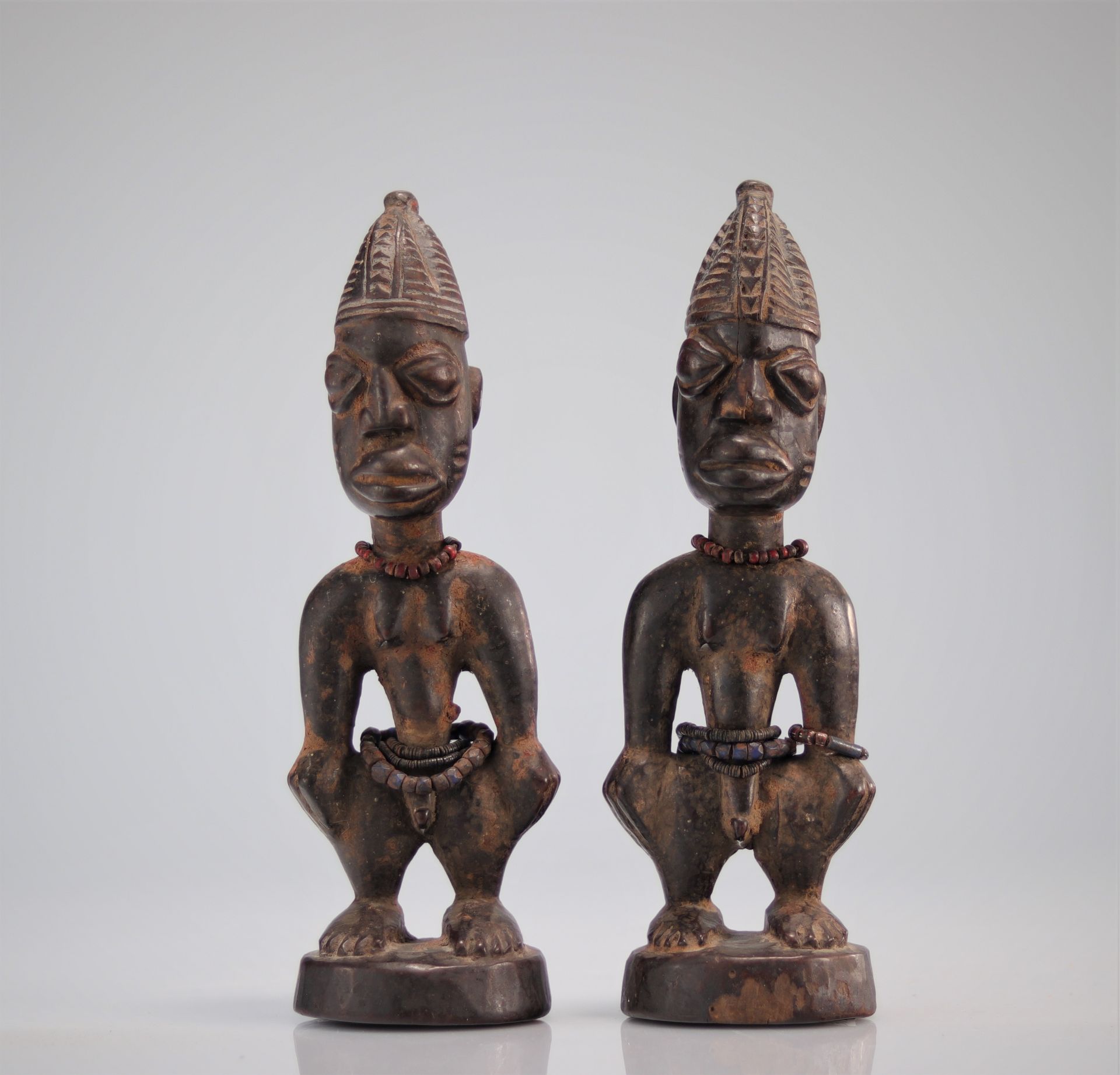 YOROUBA Couple of statuettes representing â€œIbedjiâ€ twins.