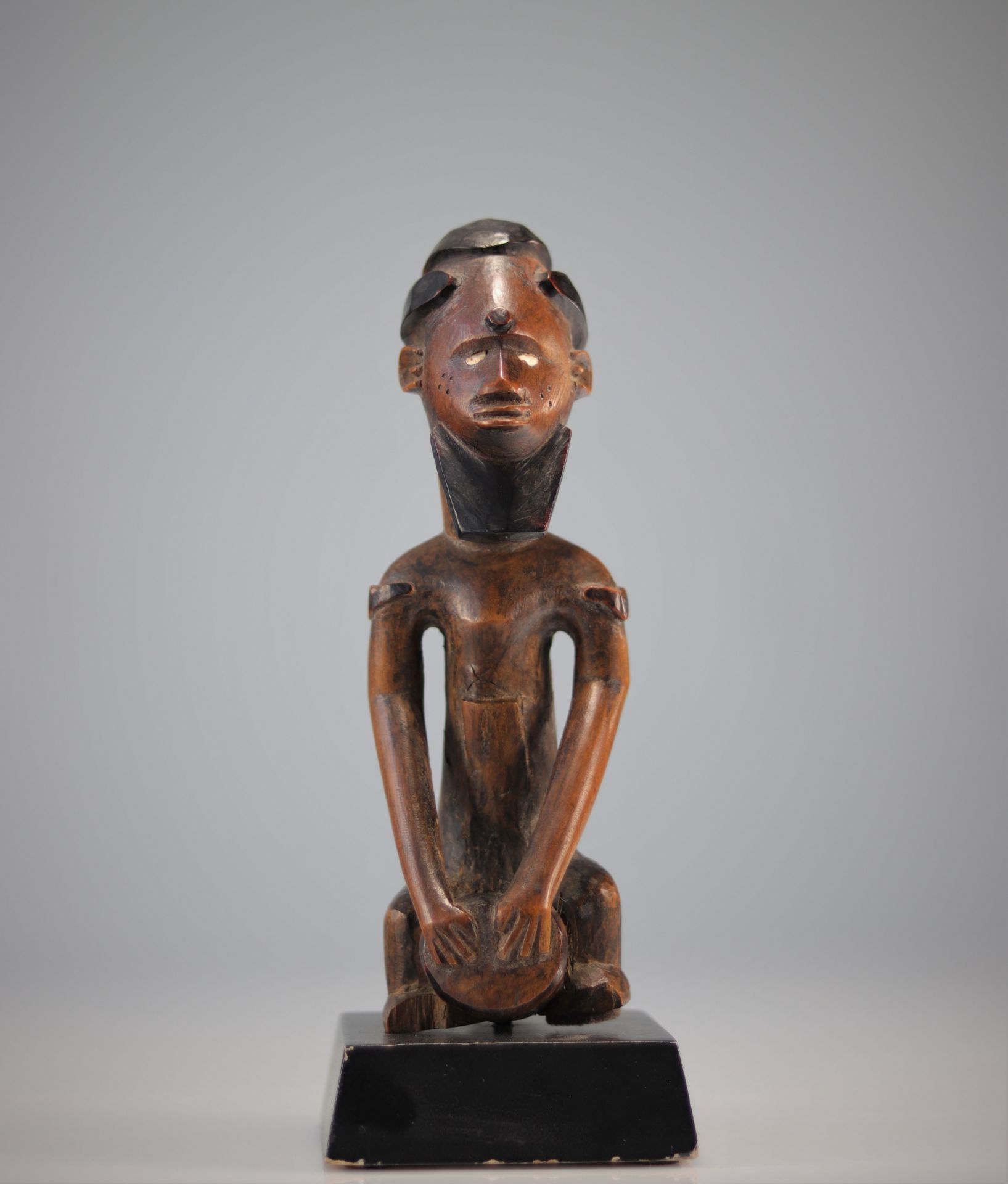 Bembe statue carved with a Finch & Co character through the worlds - Image 6 of 6