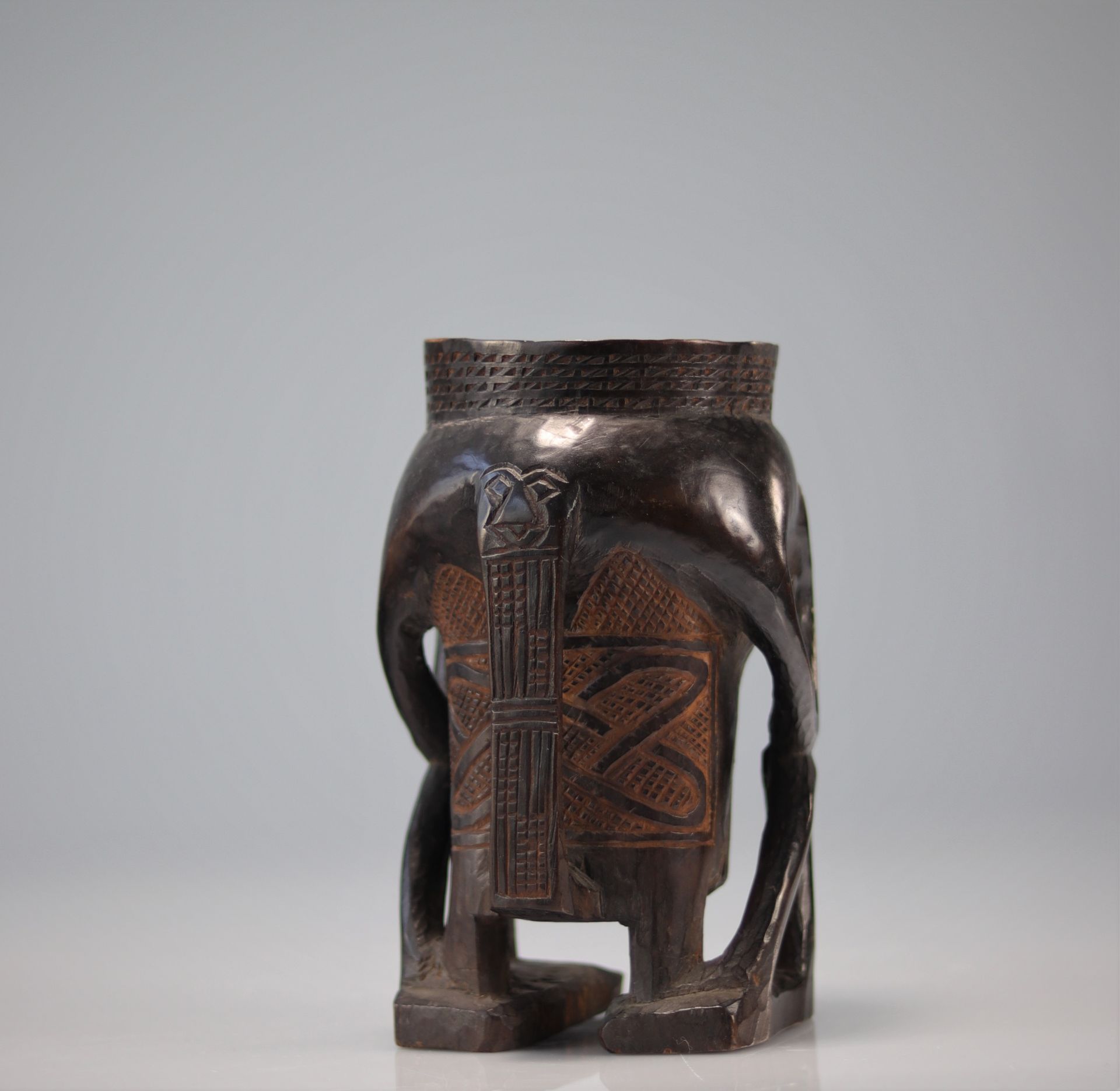 Kuba cup carved with a seated figure - Bild 6 aus 6