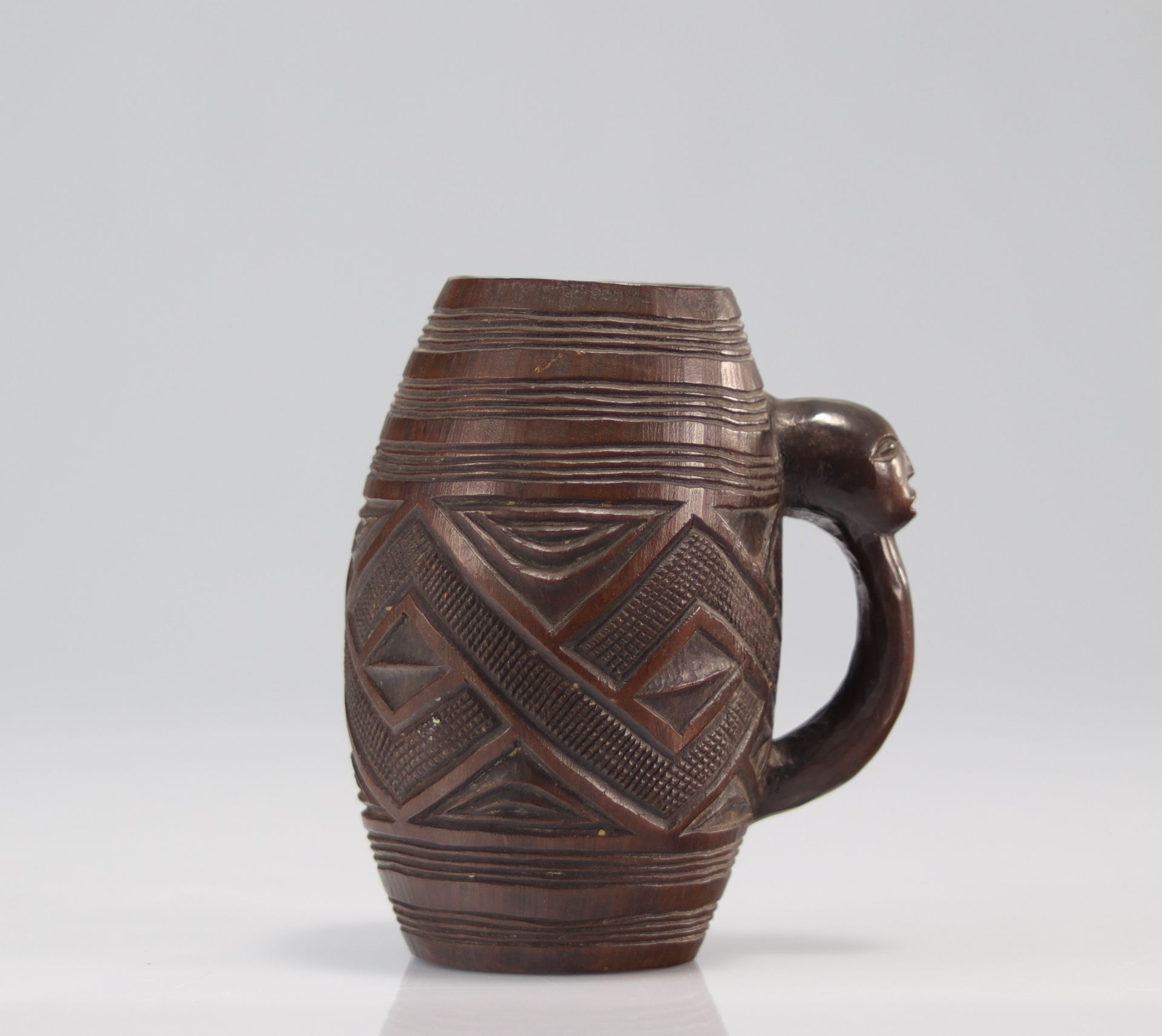 Kuba cup carved with geometric pattern - Bild 3 aus 4