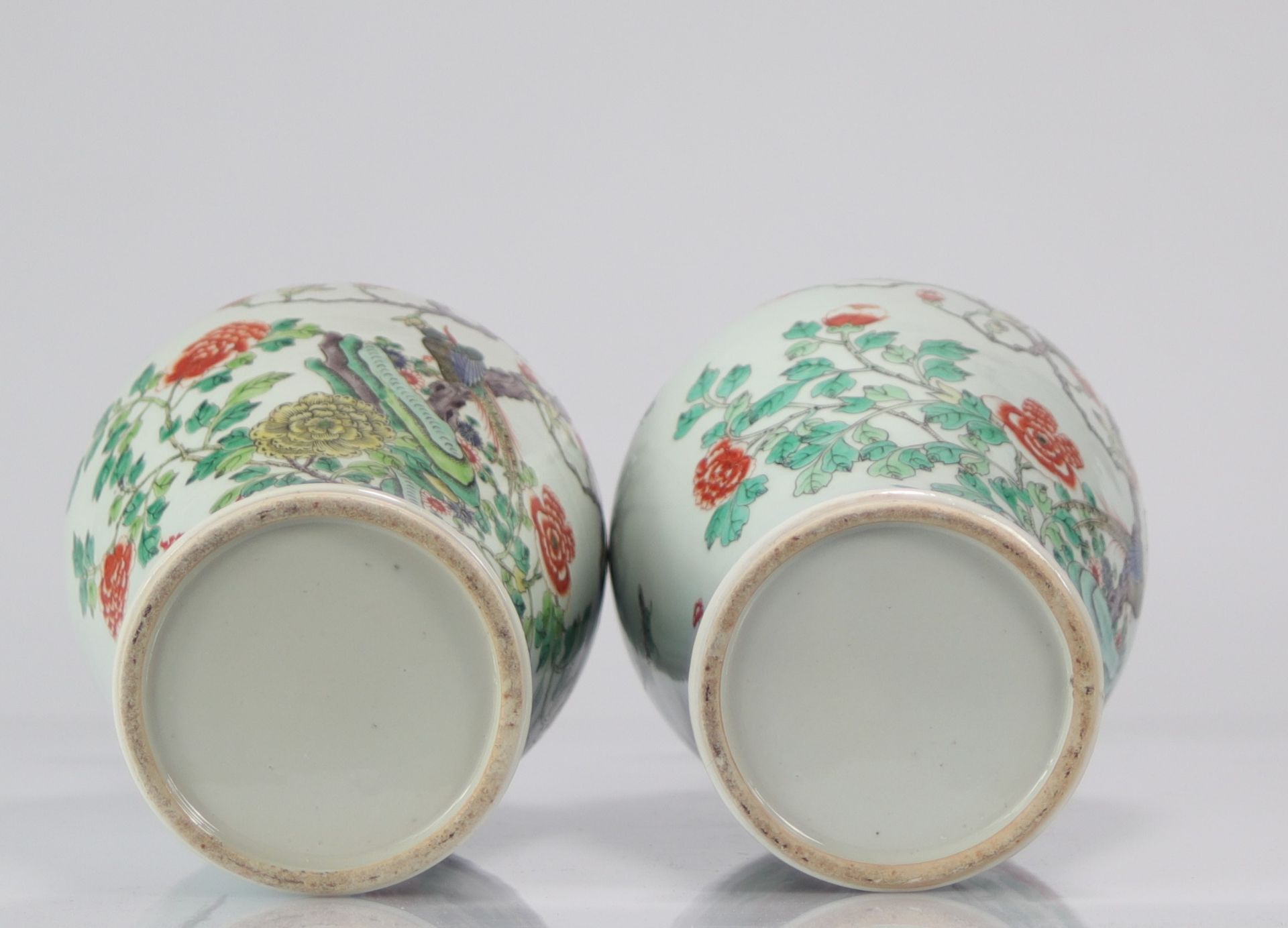 Pair of famille verte vases decorated with trendy birds - Bild 5 aus 8