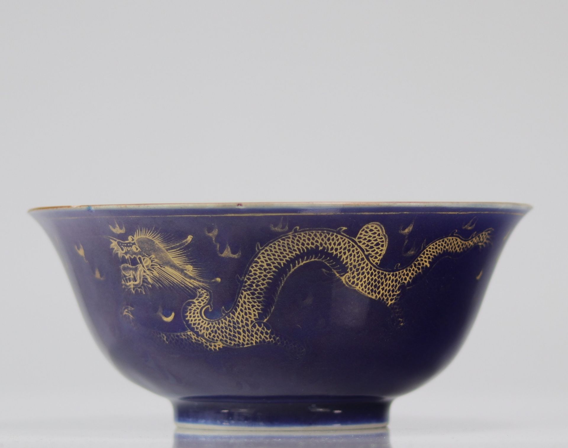 Large blue and gold powdered porcelain bowl with 18th century dragon decoration - Image 2 of 5