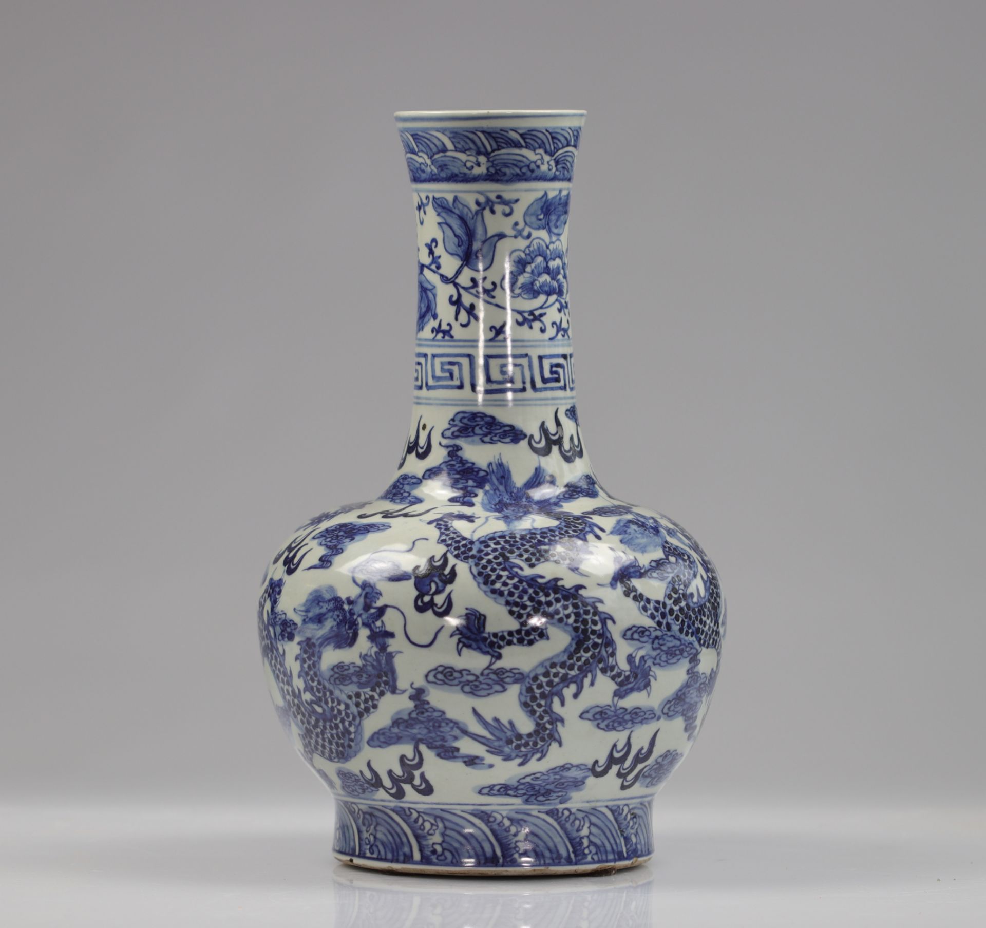 China blue white porcelain vase decorated with dragons