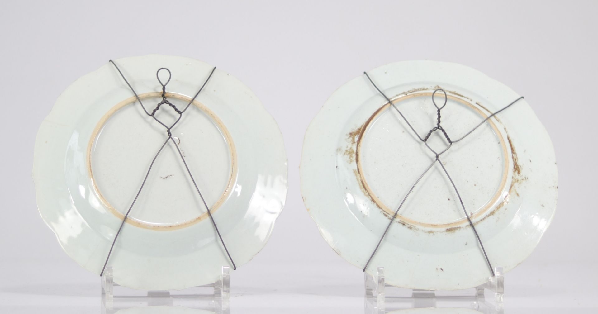 Pair of porcelain plates with Chinese plate holders - Image 3 of 4