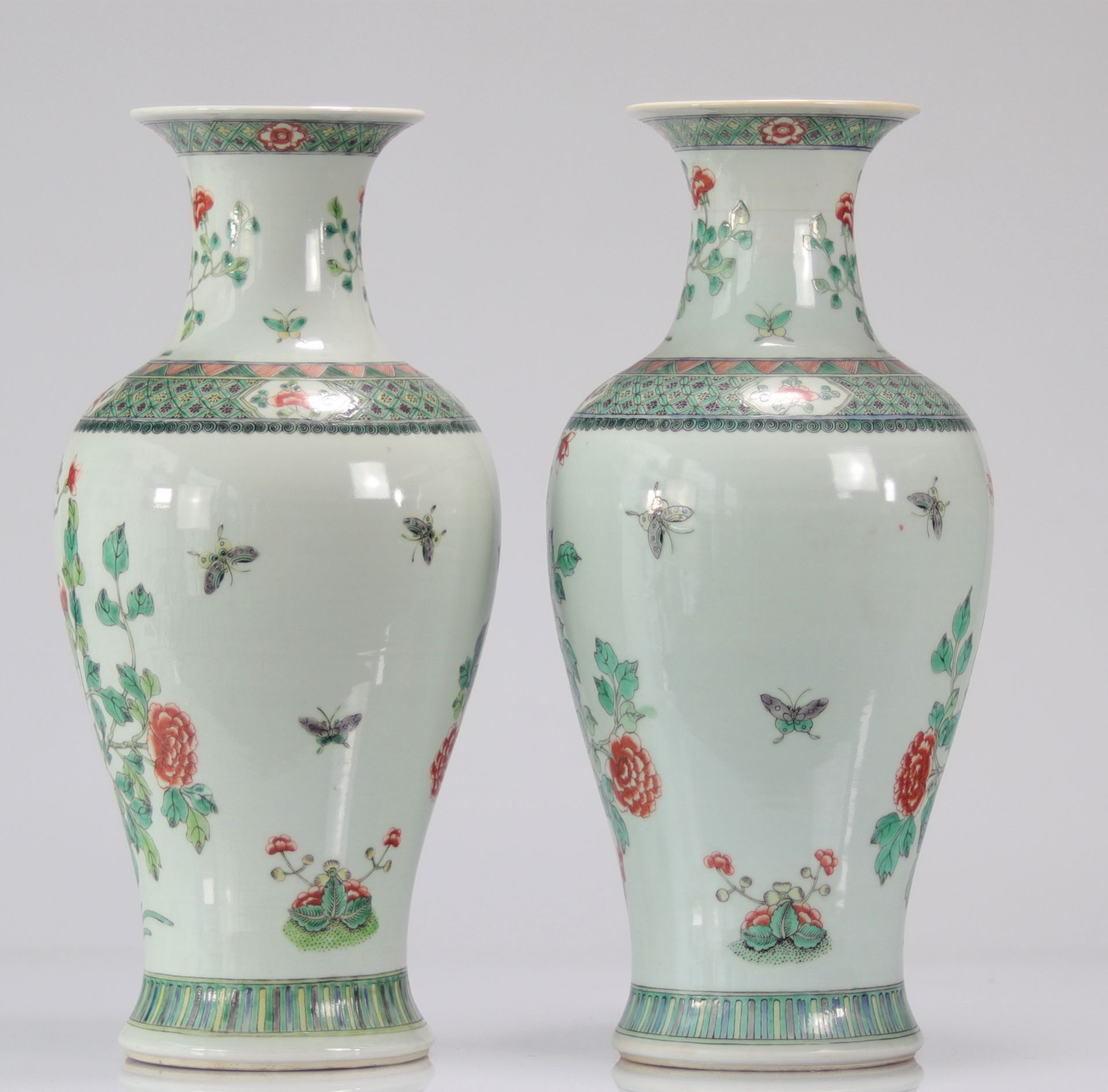 Pair of famille verte vases decorated with trendy birds - Bild 2 aus 8