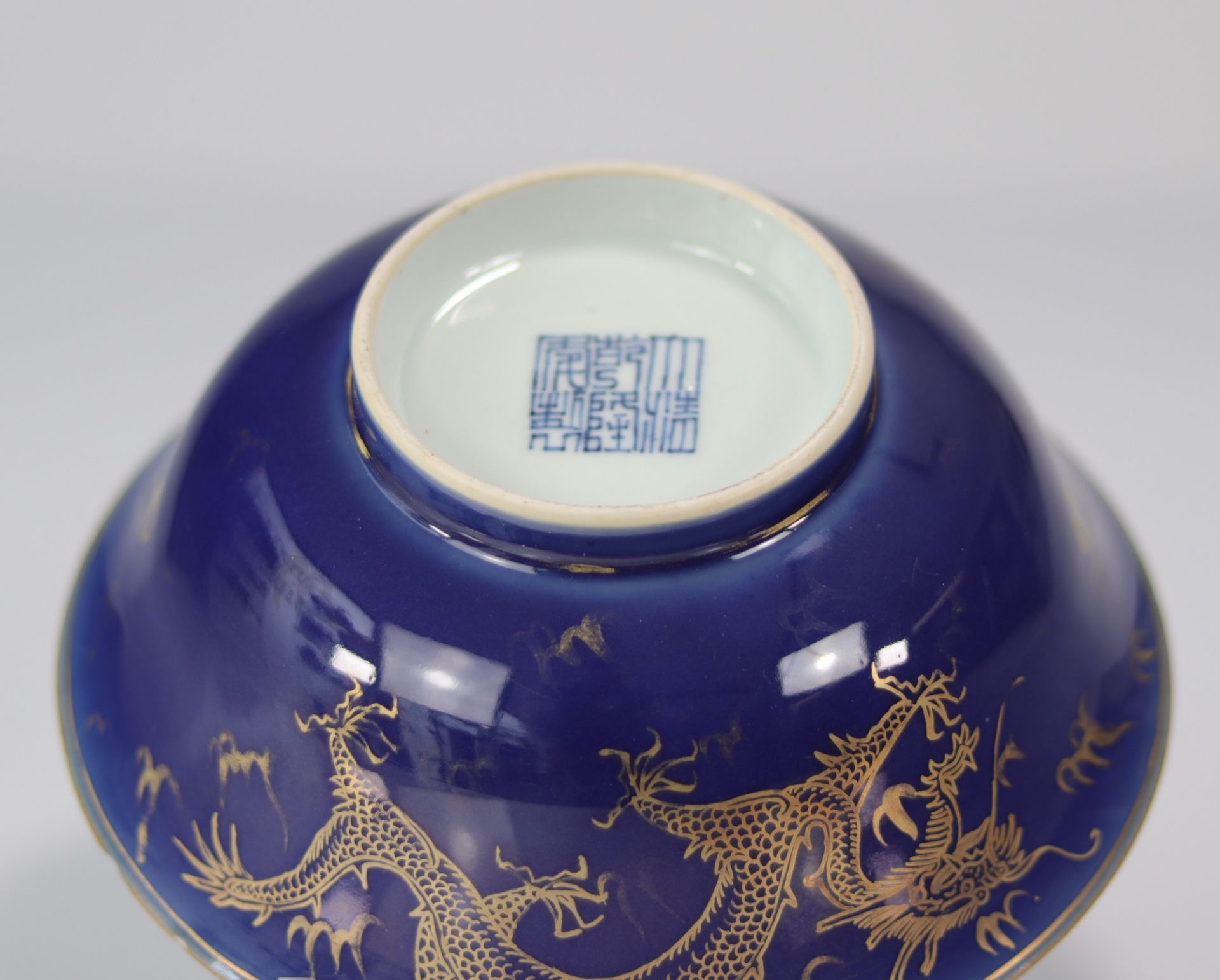 Large blue and gold powdered porcelain bowl decorated with a 19th century dragon - Bild 4 aus 4