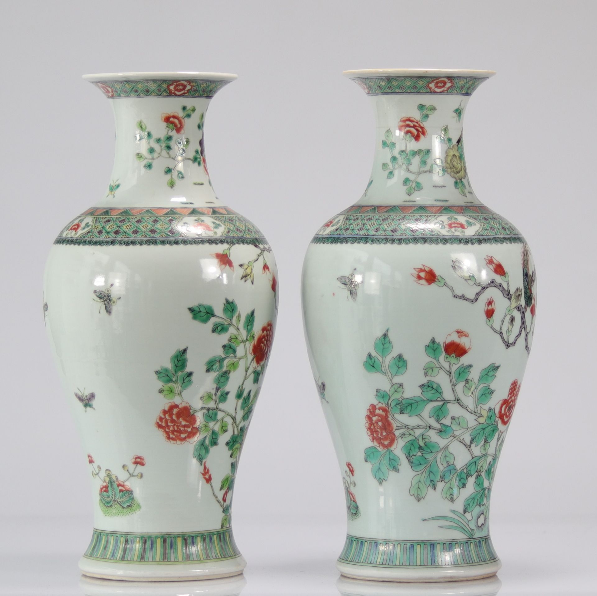 Pair of famille verte vases decorated with trendy birds - Bild 3 aus 8