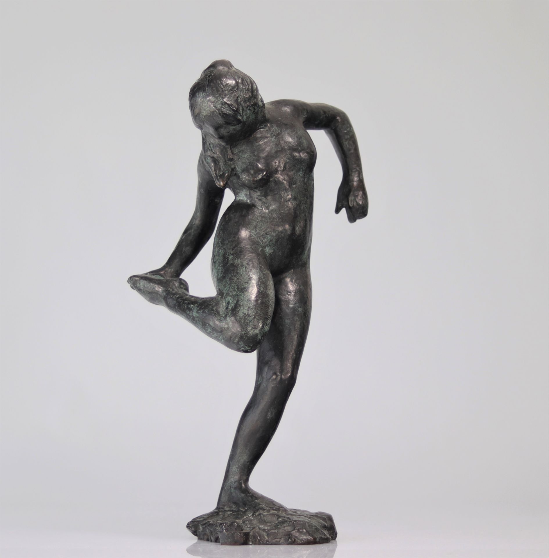 Edgar Degas. â€œDancer looking at the sole of her right footâ€. Bronze with nuanced green patina. S - Bild 5 aus 6